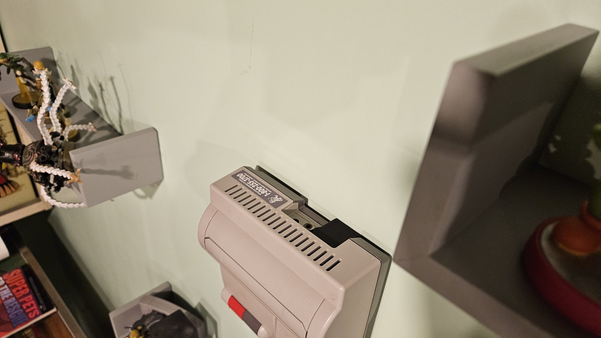 Giá đỡ tường tối giản cho máy chơi game Nintendo NES