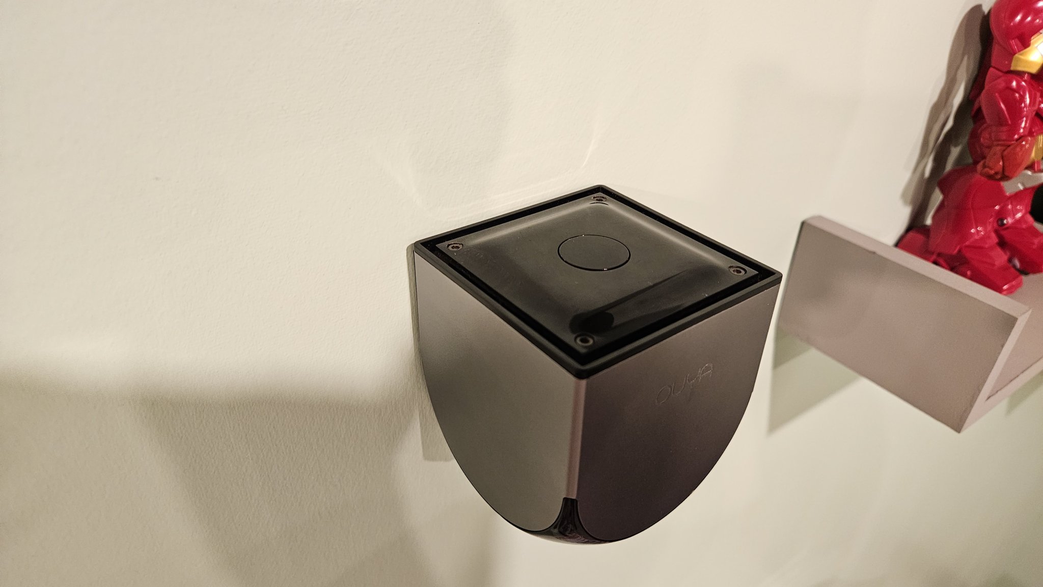 Giá treo tường OUYA cho hệ thống game cổ điển