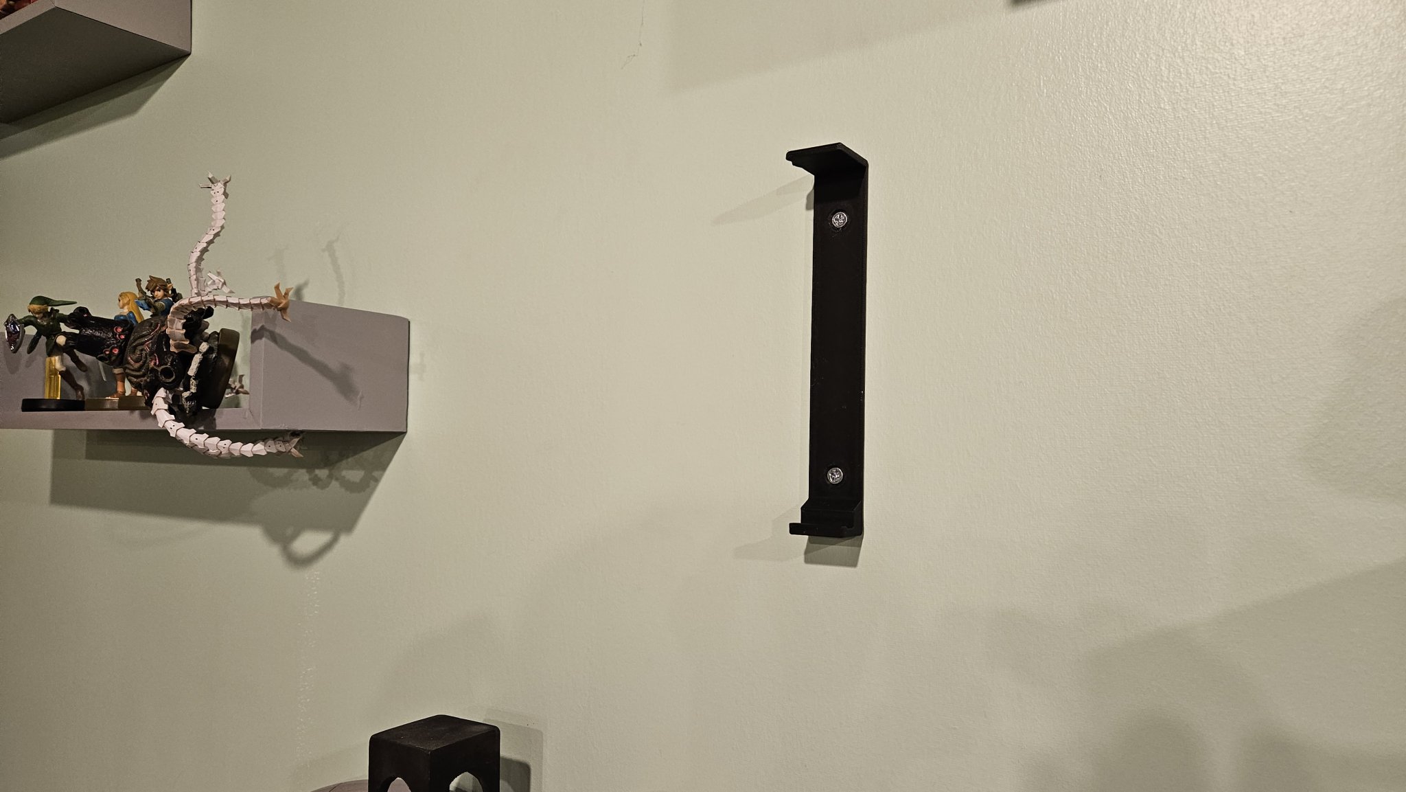 Giá đỡ tường tối giản cho máy chơi game Nintendo NES