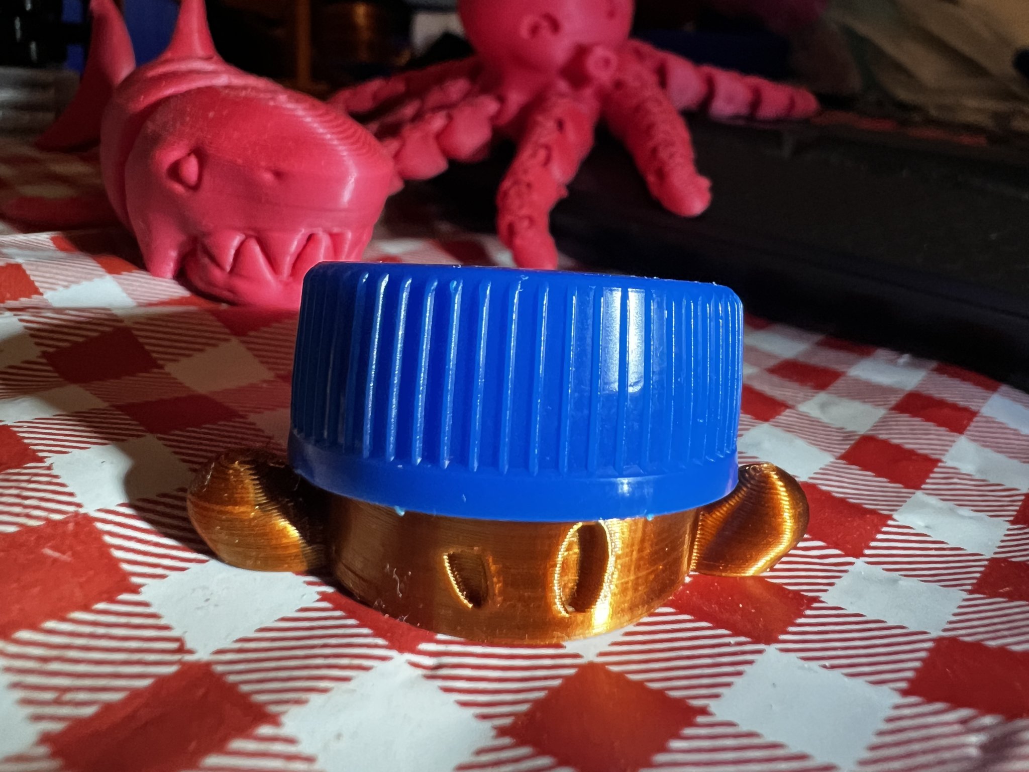 Nhân vật chai nắp thấp - Cậu bé bị ép nhỏ dễ thương