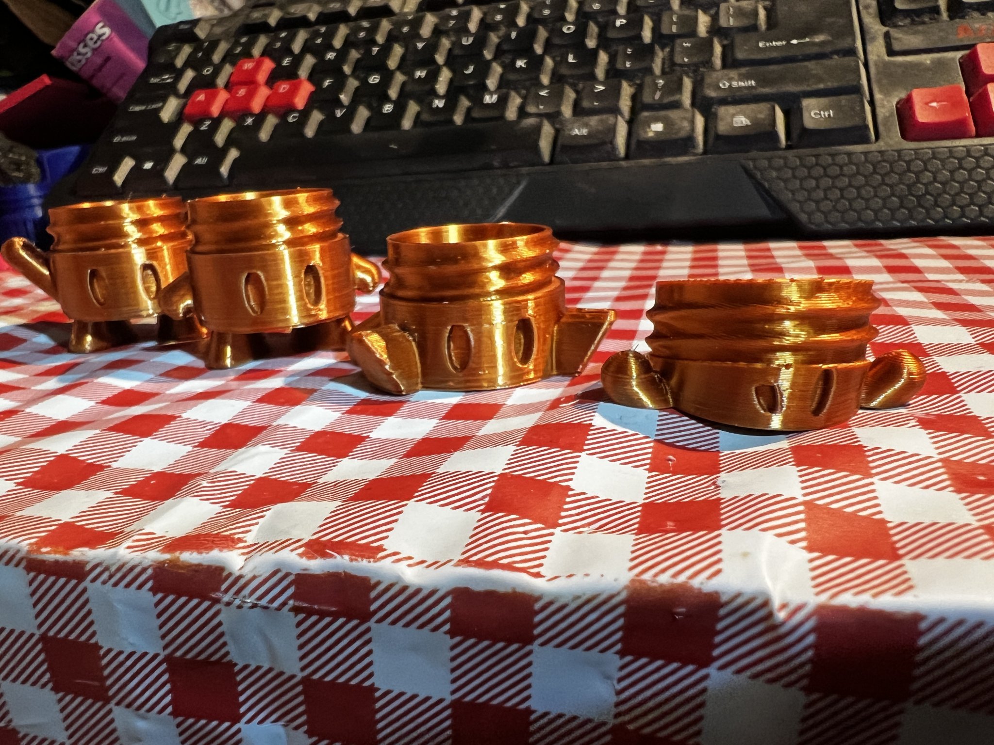 Nhân vật chai nắp thấp - Cậu bé bị ép nhỏ dễ thương