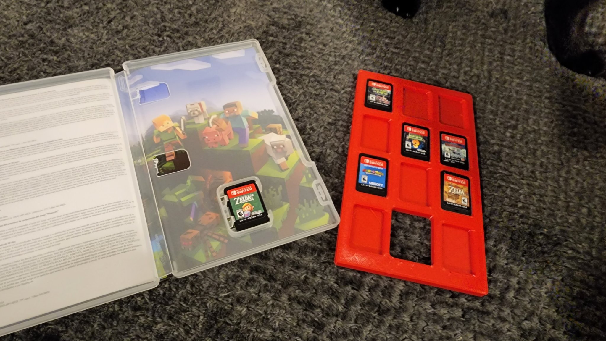 Giá đỡ cartridge cho Nintendo Switch từ hộp game có sẵn
