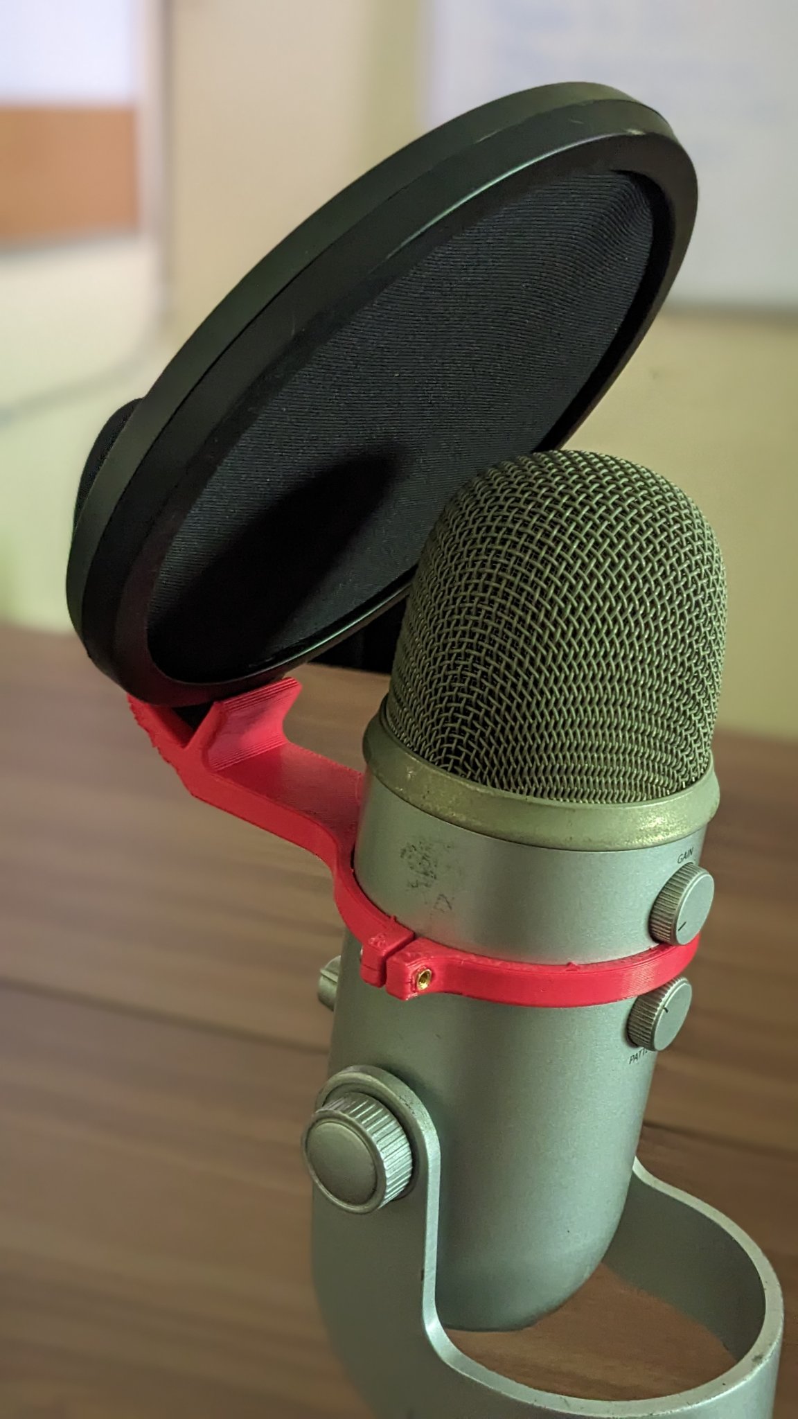 Giá đỡ bộ lọc pop Blue Yeti với góc 30 độ