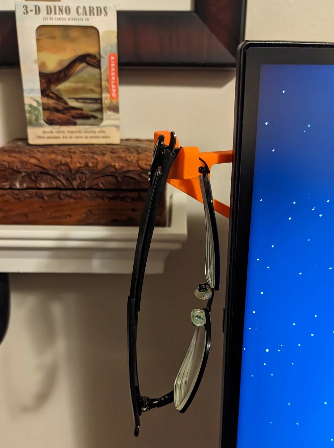 Giá treo kính mắt gắn trên màn hình máy tính