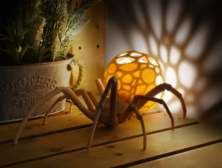 Đèn bàn và đèn tường hình nhện lớn