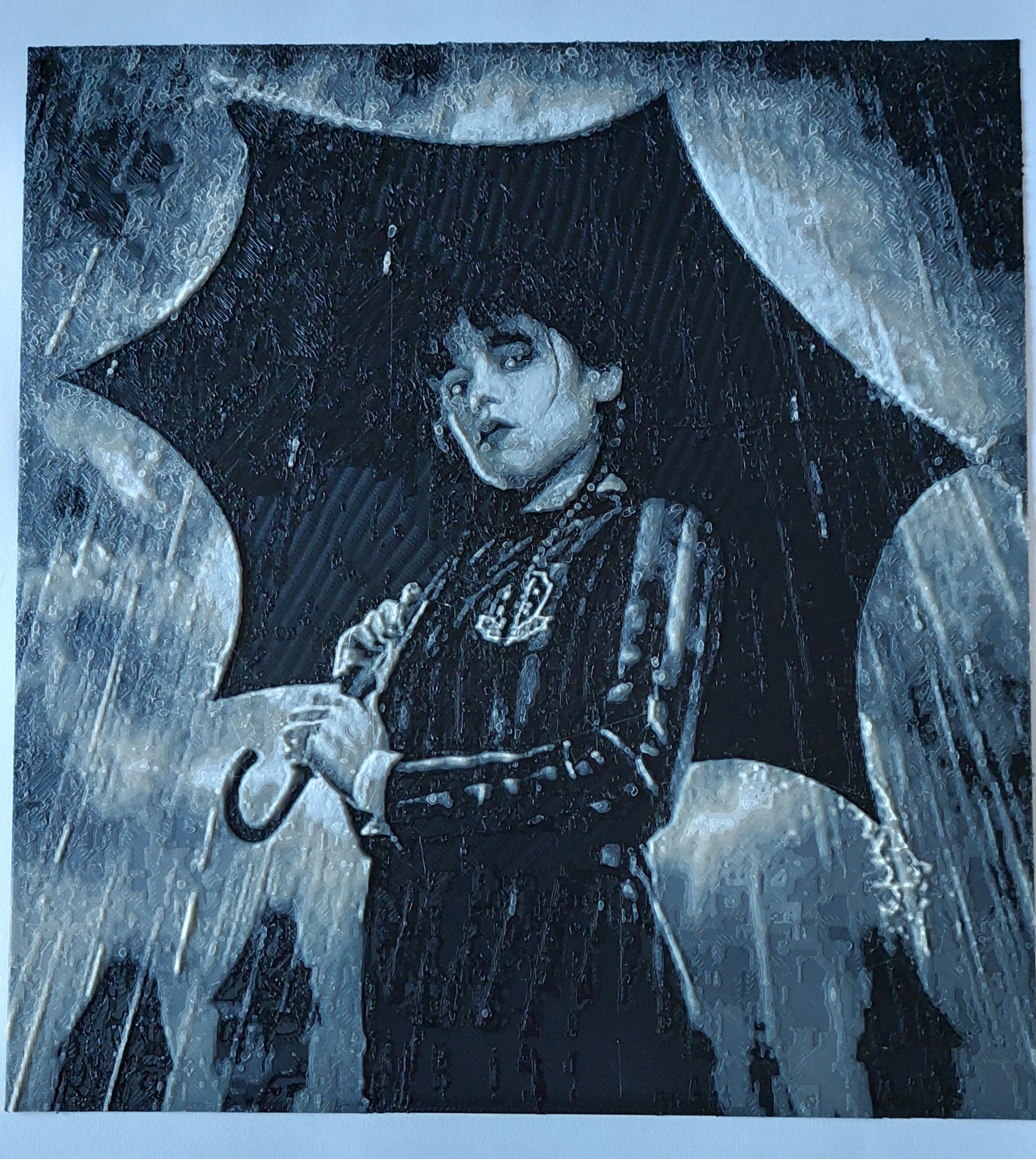 Nhân vật Wednesday Adams cầm ô trong mưa