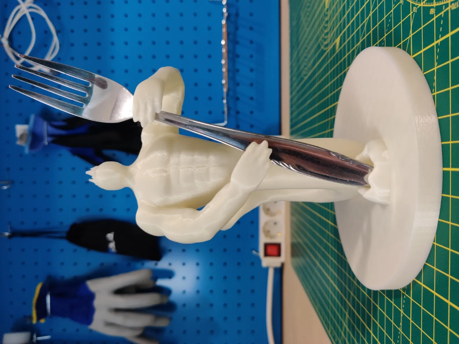 Merman giống vua Triton cầm nĩa thực tế