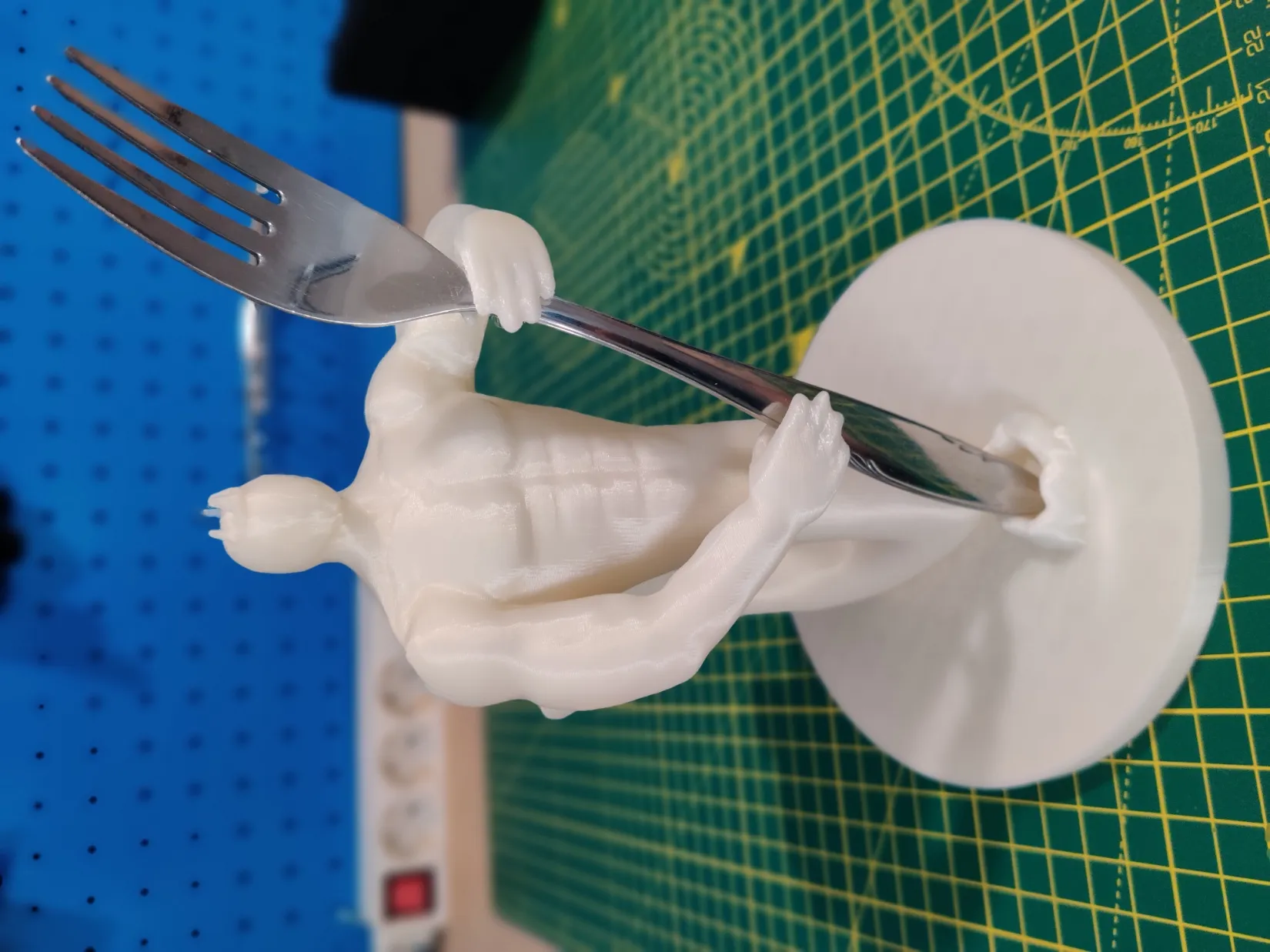 Merman giống vua Triton cầm nĩa thực tế