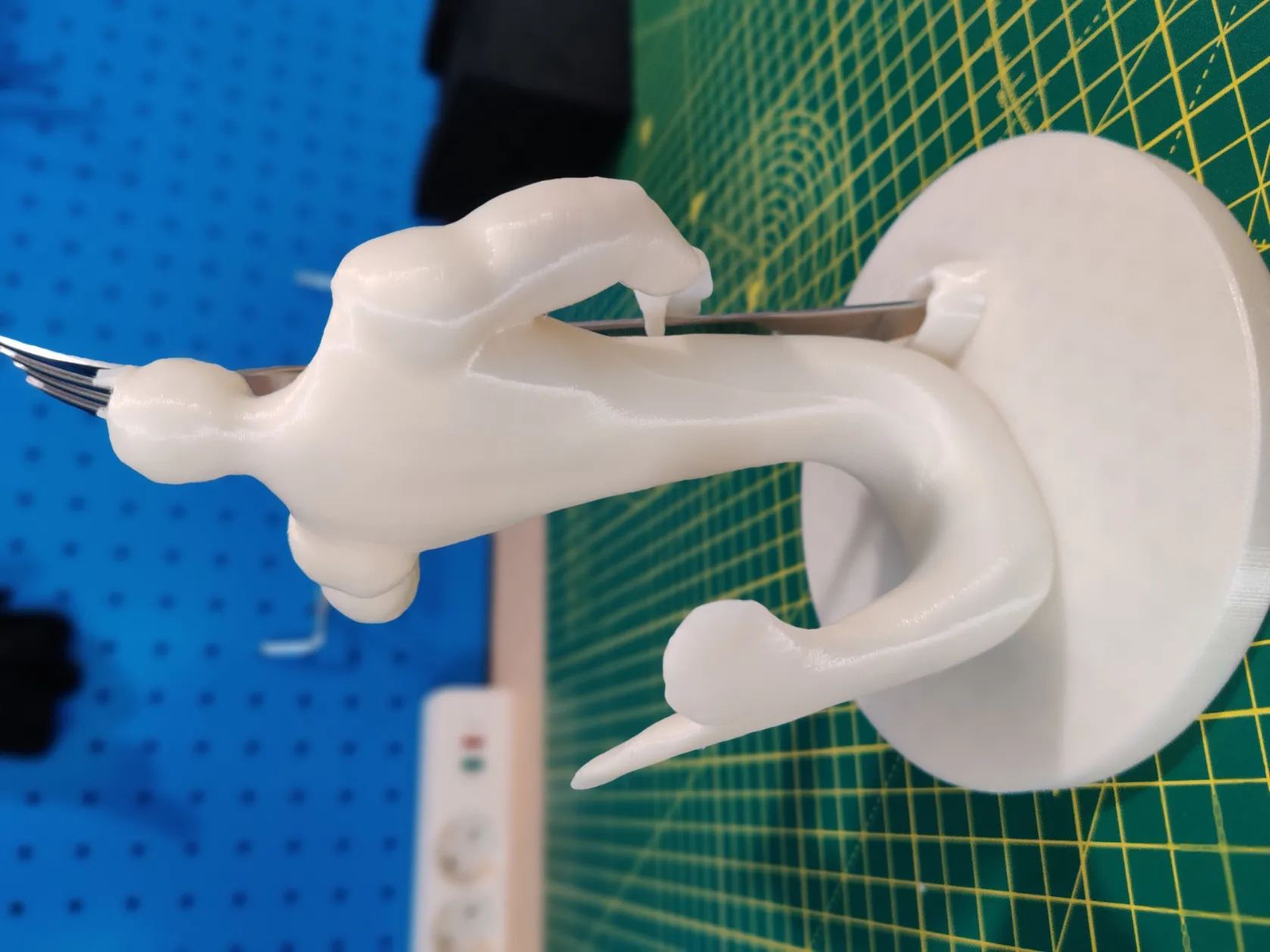 Merman giống vua Triton cầm nĩa thực tế