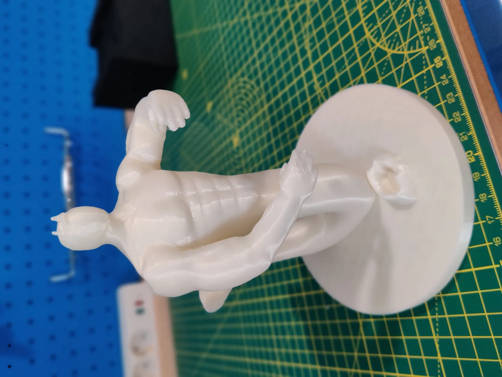 Merman giống vua Triton cầm nĩa thực tế