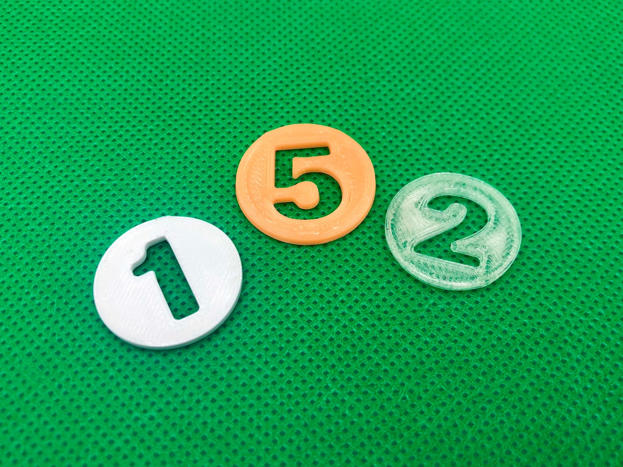 Bộ tiền xu vàng với các mệnh giá 1, 2 và 5