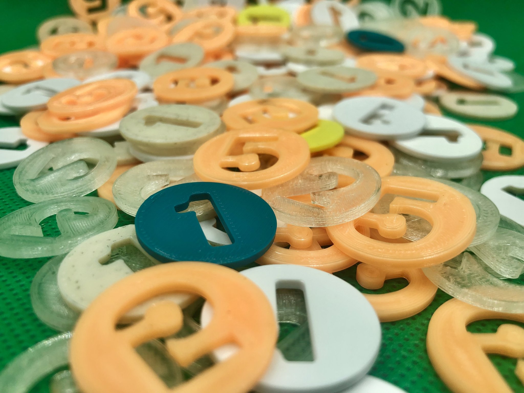 Bộ tiền xu vàng với các mệnh giá 1, 2 và 5