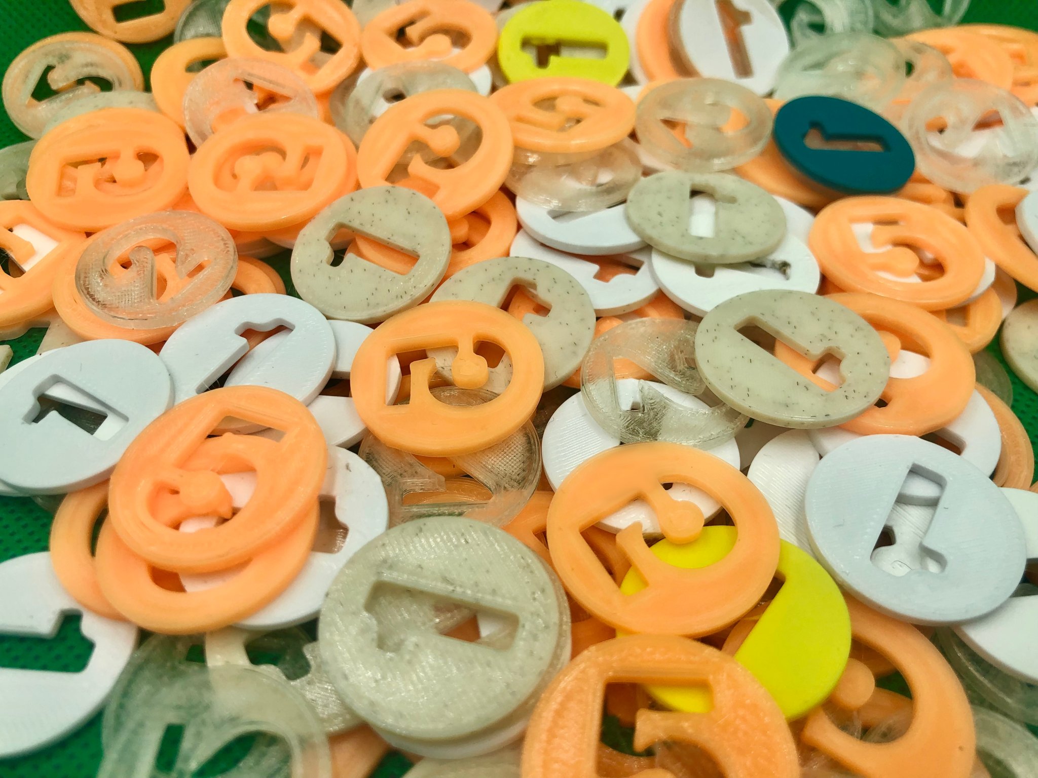 Bộ tiền xu vàng với các mệnh giá 1, 2 và 5