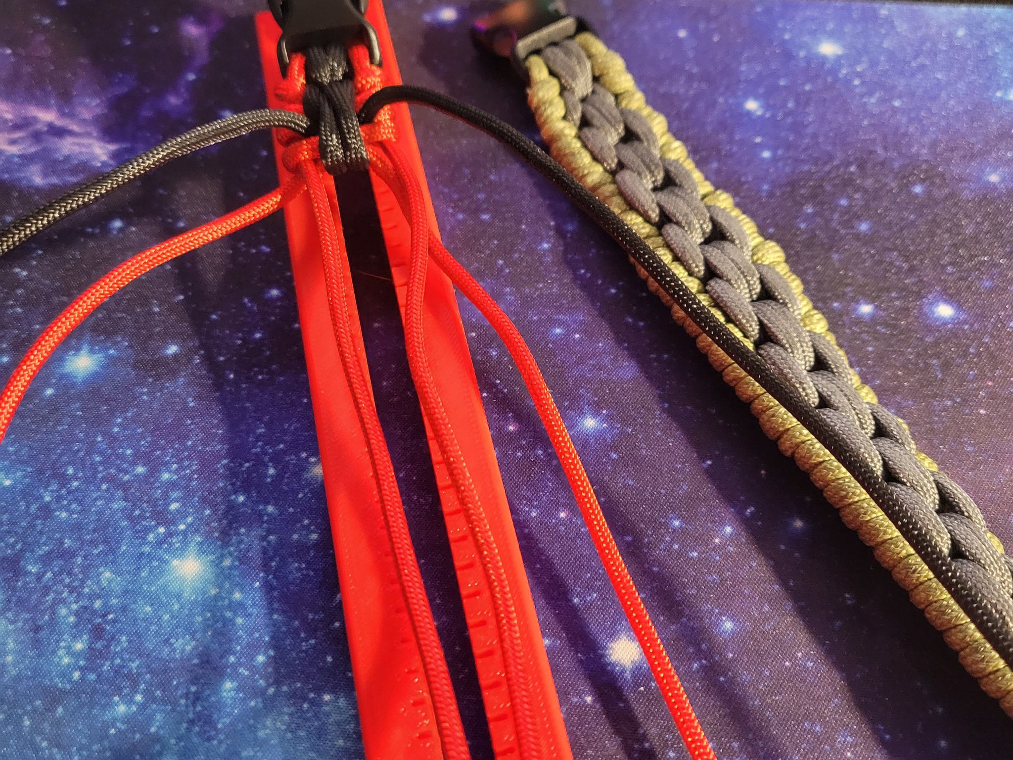 Giá đỡ dây đeo tay paracord cho cổ tay nhỏ