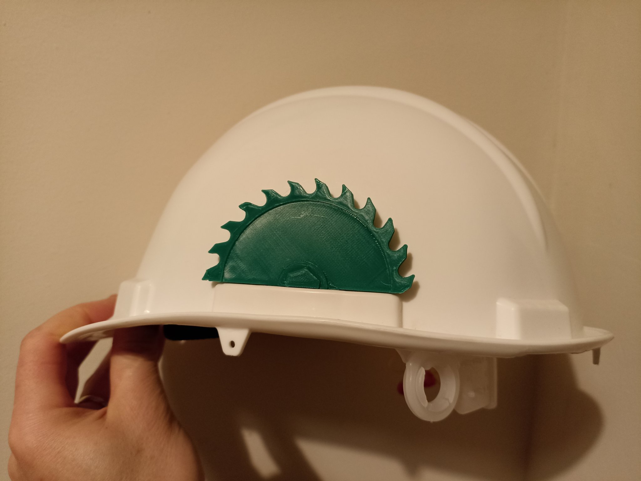 Trang trí mũ bảo hộ hình lưỡi cưa tròn