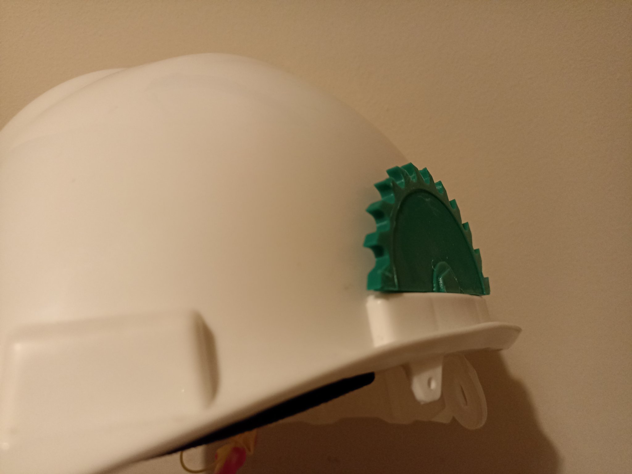 Trang trí mũ bảo hộ hình lưỡi cưa tròn