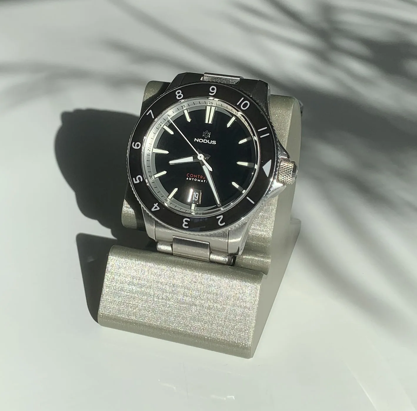 Giá đỡ đồng hồ đứng tiện lợi cho không gian phòng ngủ