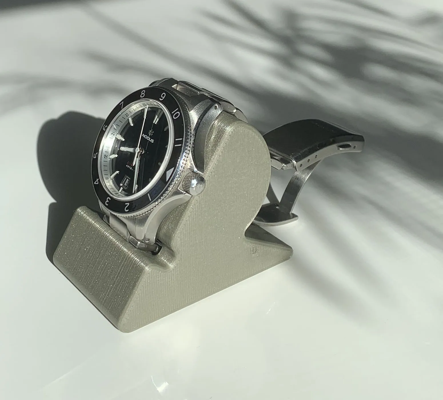 Giá đỡ đồng hồ đứng tiện lợi cho không gian phòng ngủ