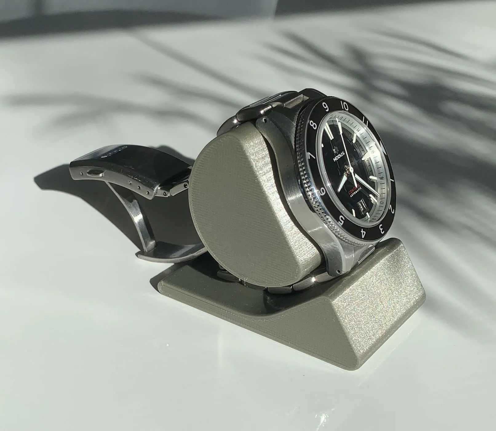 Giá đỡ đồng hồ đứng tiện lợi cho không gian phòng ngủ