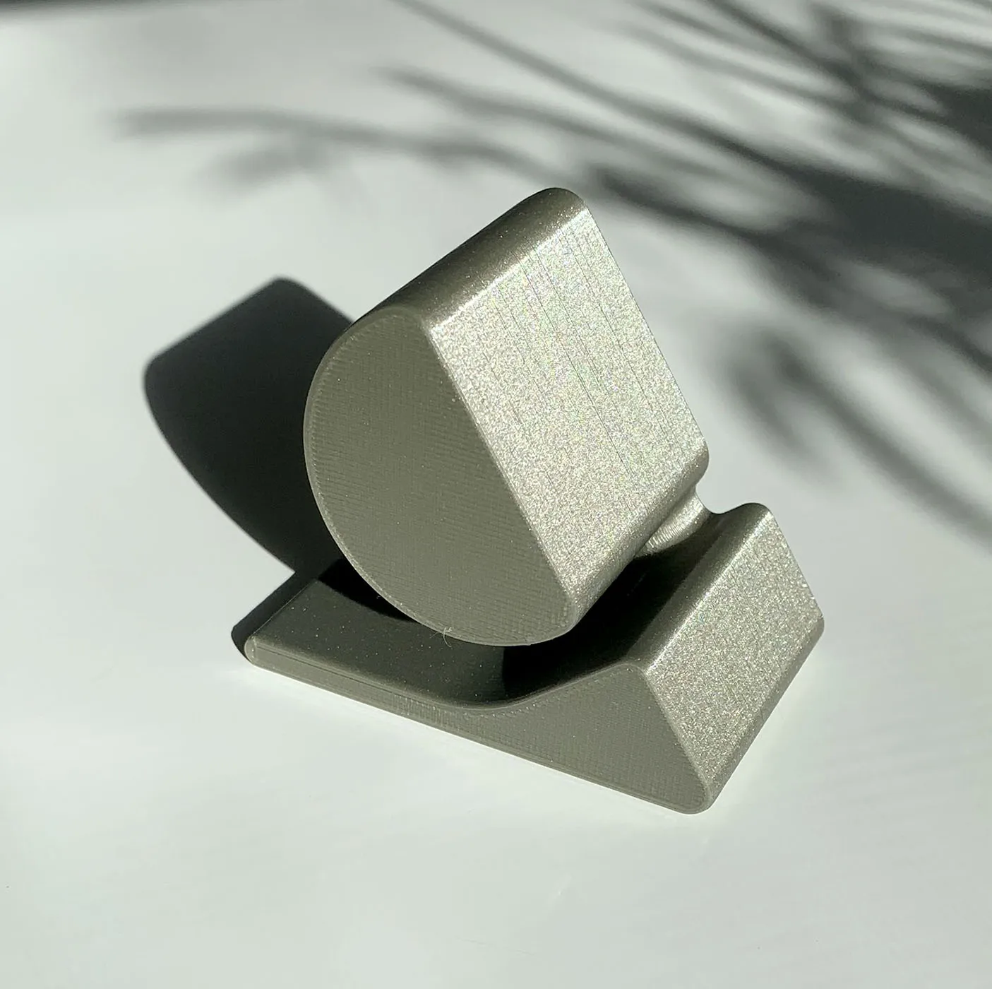 Giá đỡ đồng hồ đứng tiện lợi cho không gian phòng ngủ