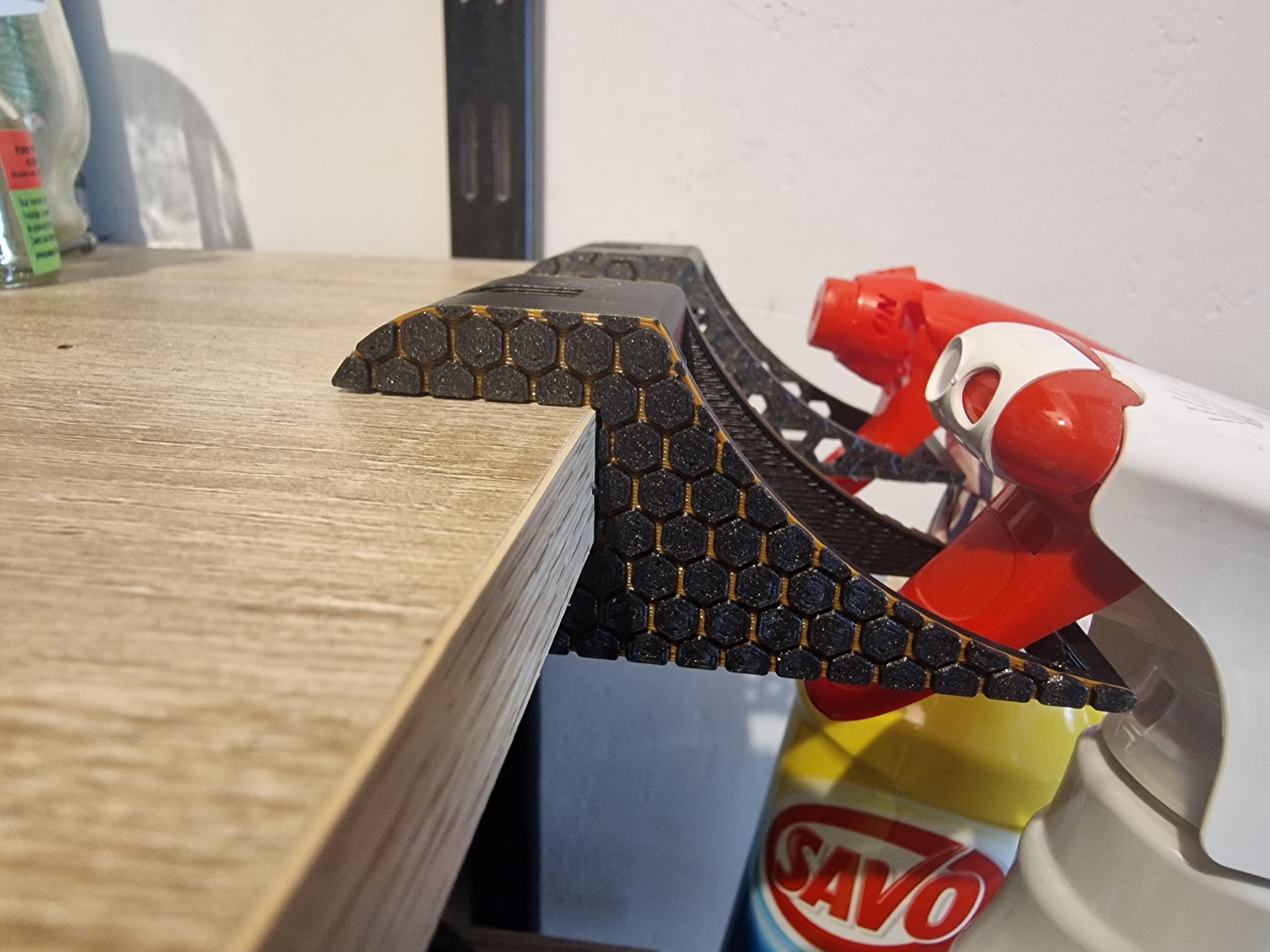 Giá đỡ chai phun nước cho kệ 16mm