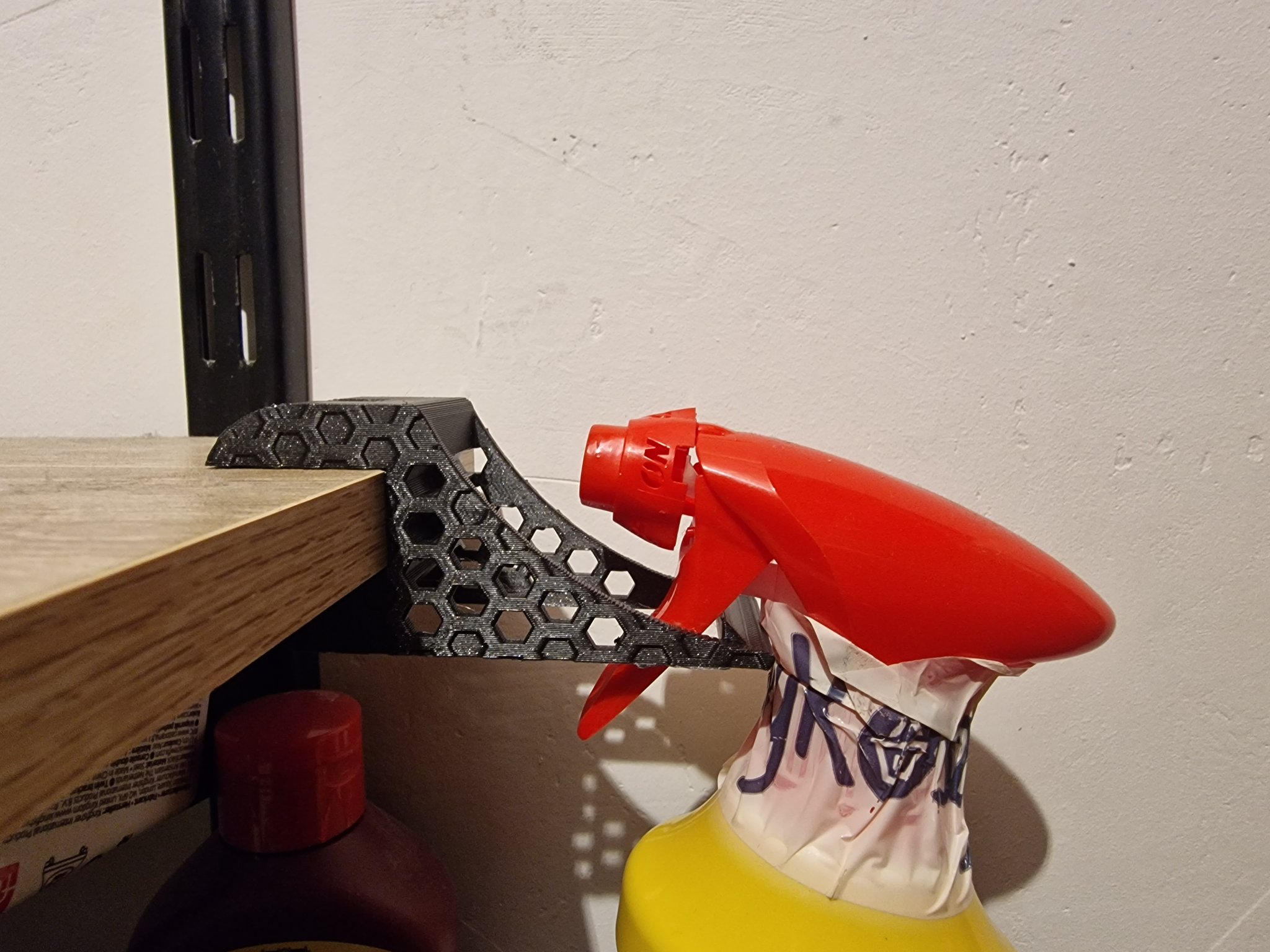 Giá đỡ chai phun nước cho kệ 16mm