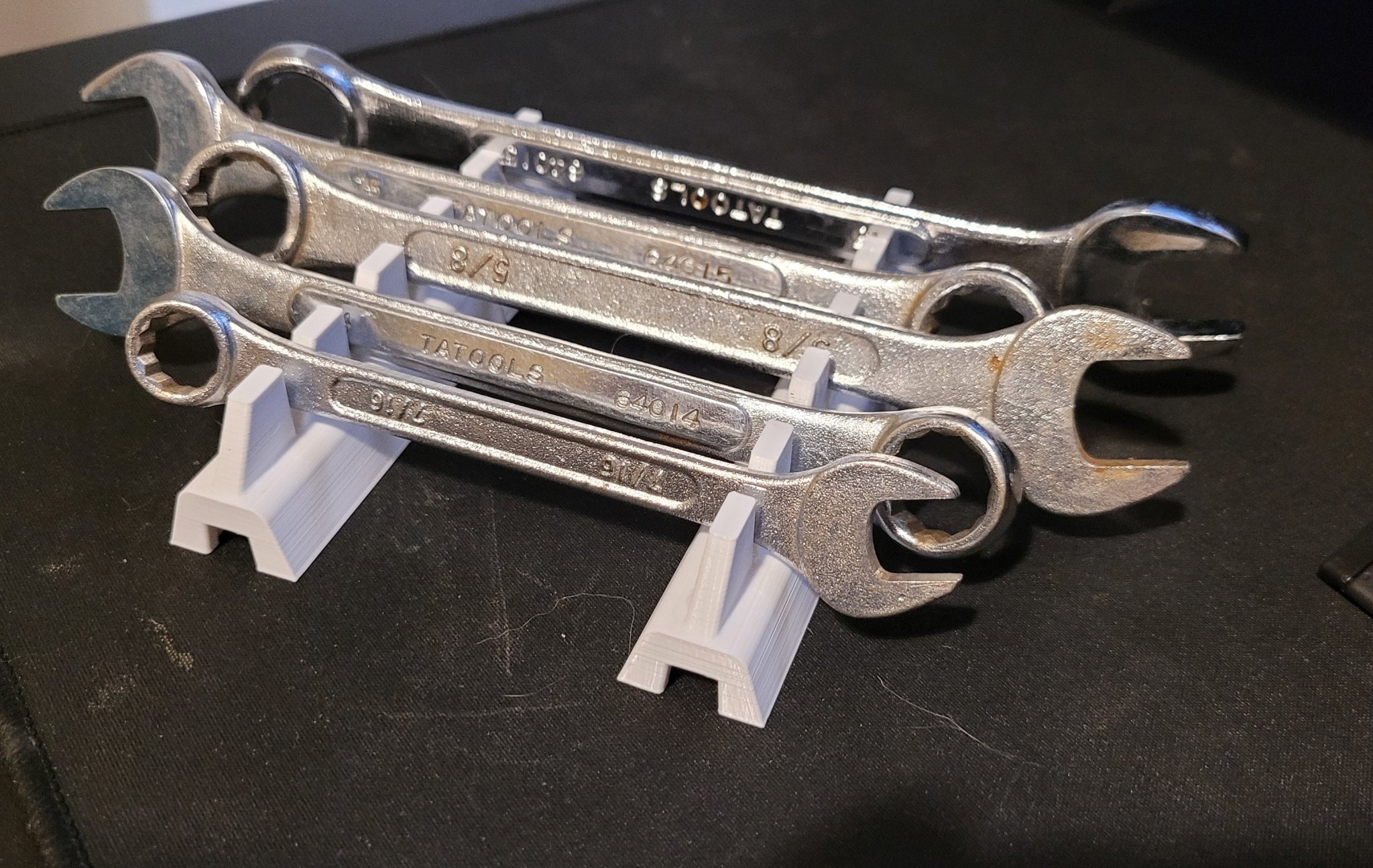 Giá đỡ cờ lê mở rộng với thiết kế răng cưa