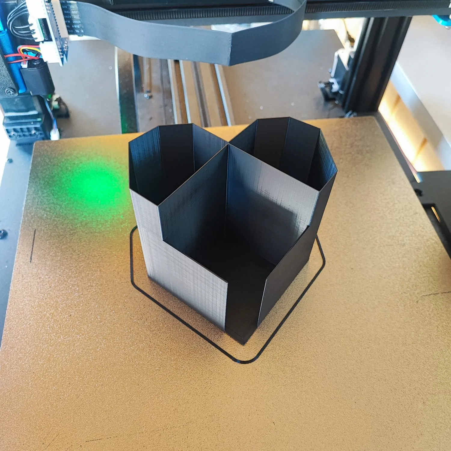 Giá đựng dụng cụ làm móng tay với thiết kế tinh tế