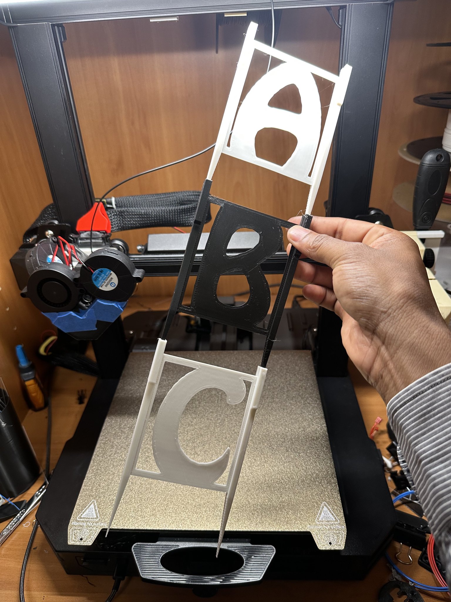 Giá đỡ cây chữ cái xếp chồng độc đáo cho khu vườn