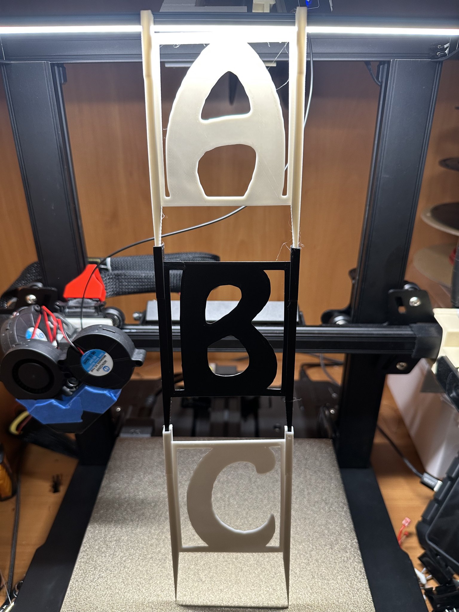 Giá đỡ cây chữ cái xếp chồng độc đáo cho khu vườn