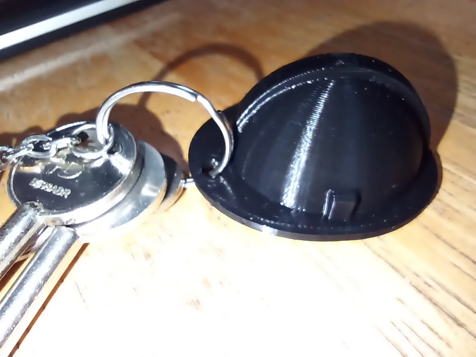 Móc khóa mũ bảo hộ cho công trường xây dựng