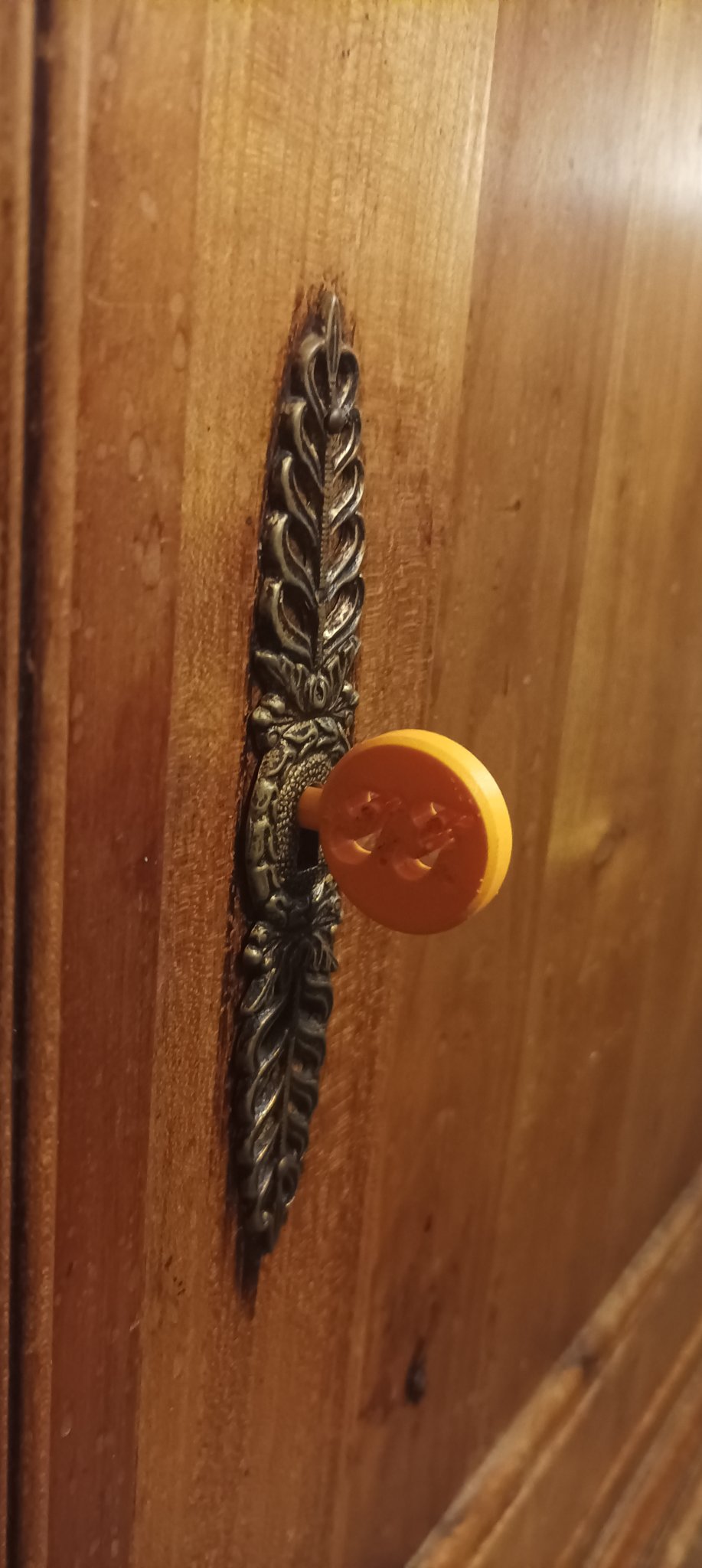 Chìa khóa cho tủ đồ cổ với lỗ trên thân