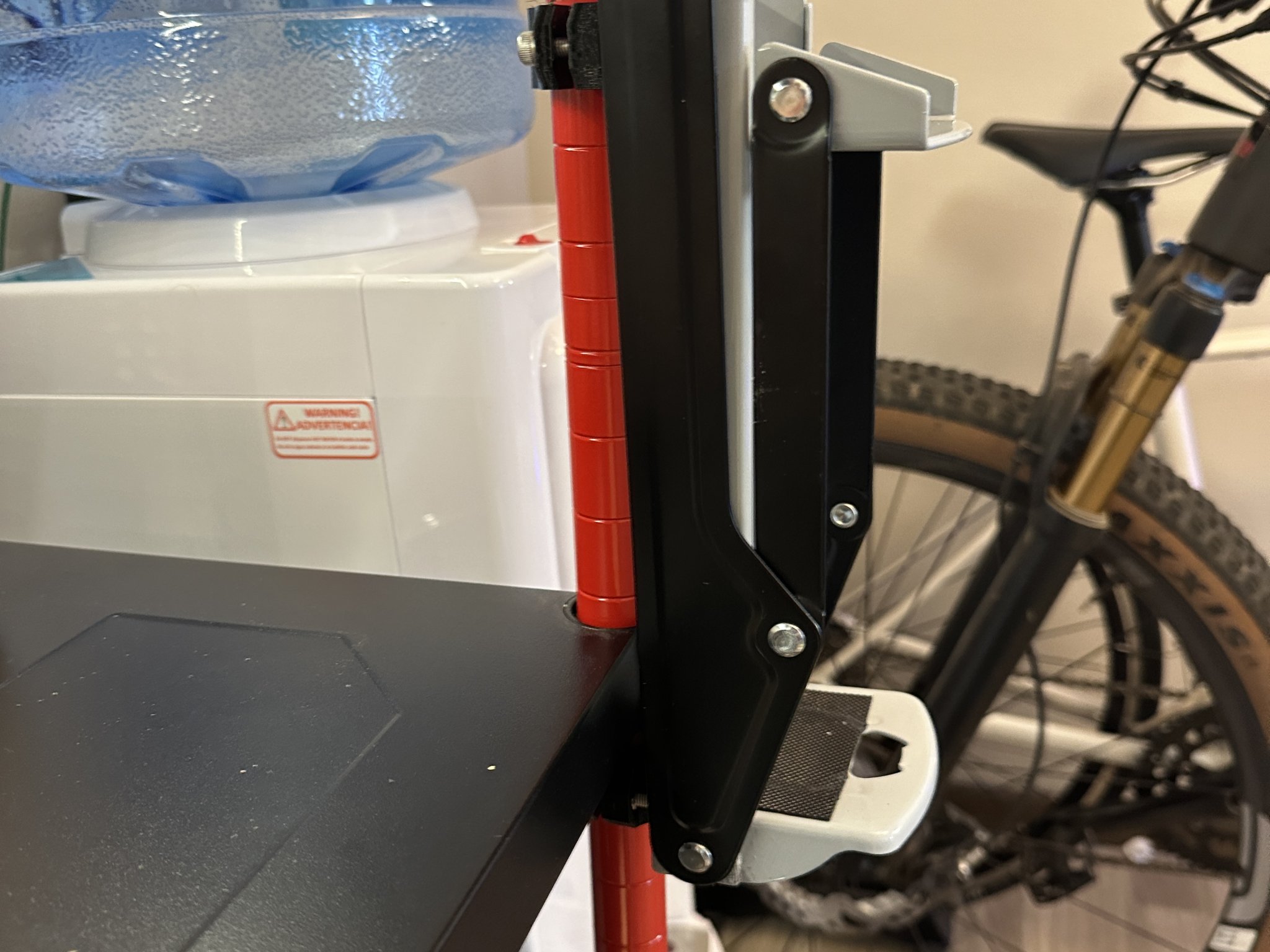 Giá đỡ cho máy nghiền lon trên kệ dây 1 inch