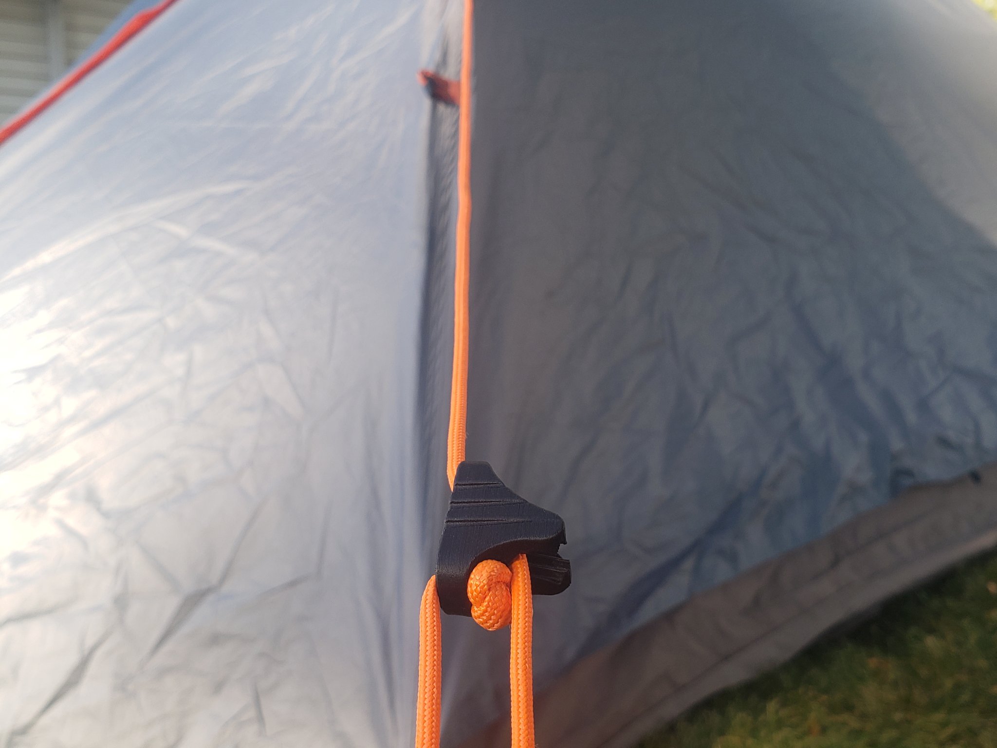 Thiết bị căng dây cho lều và bạt