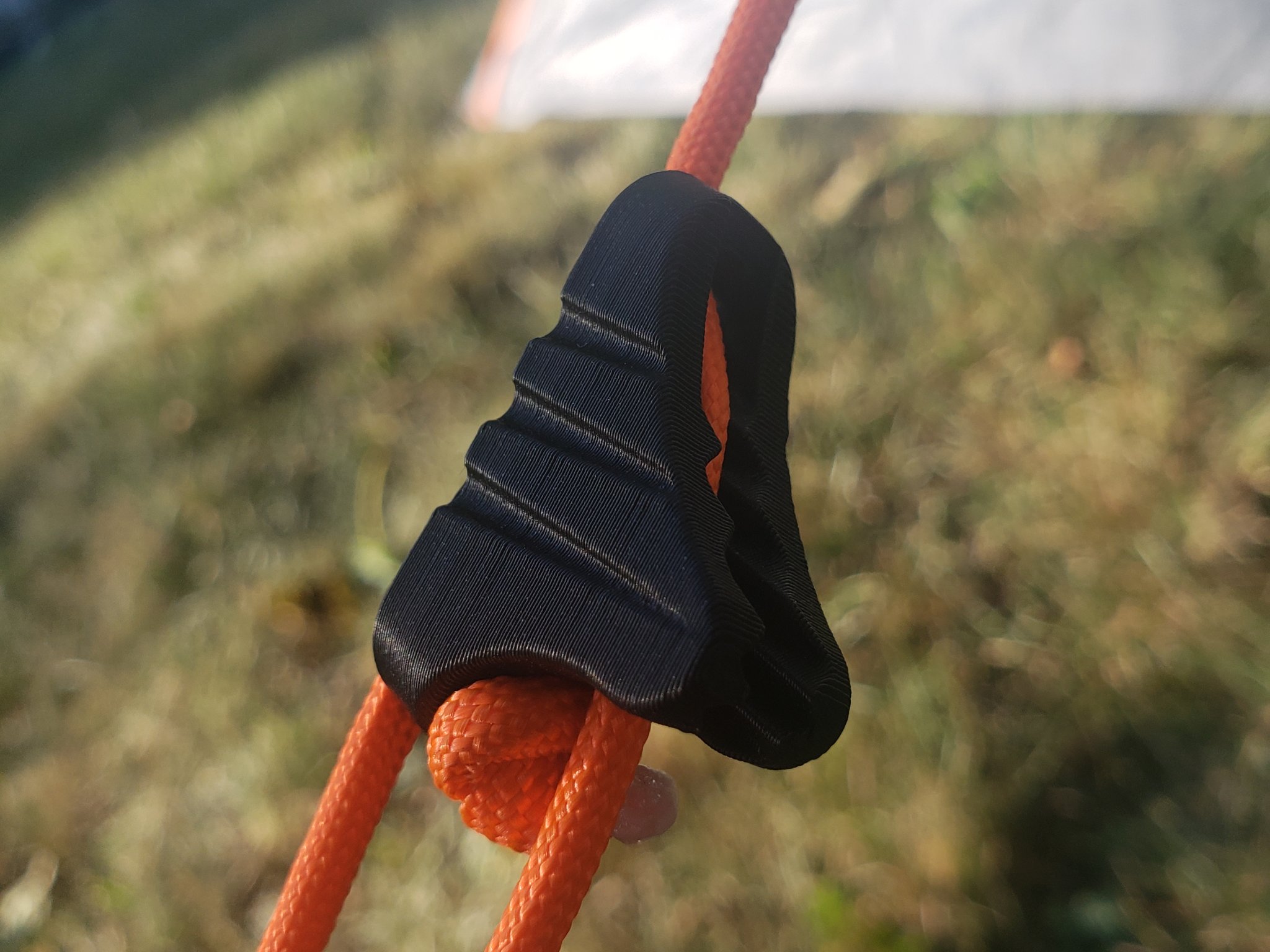 Thiết bị căng dây cho lều và bạt