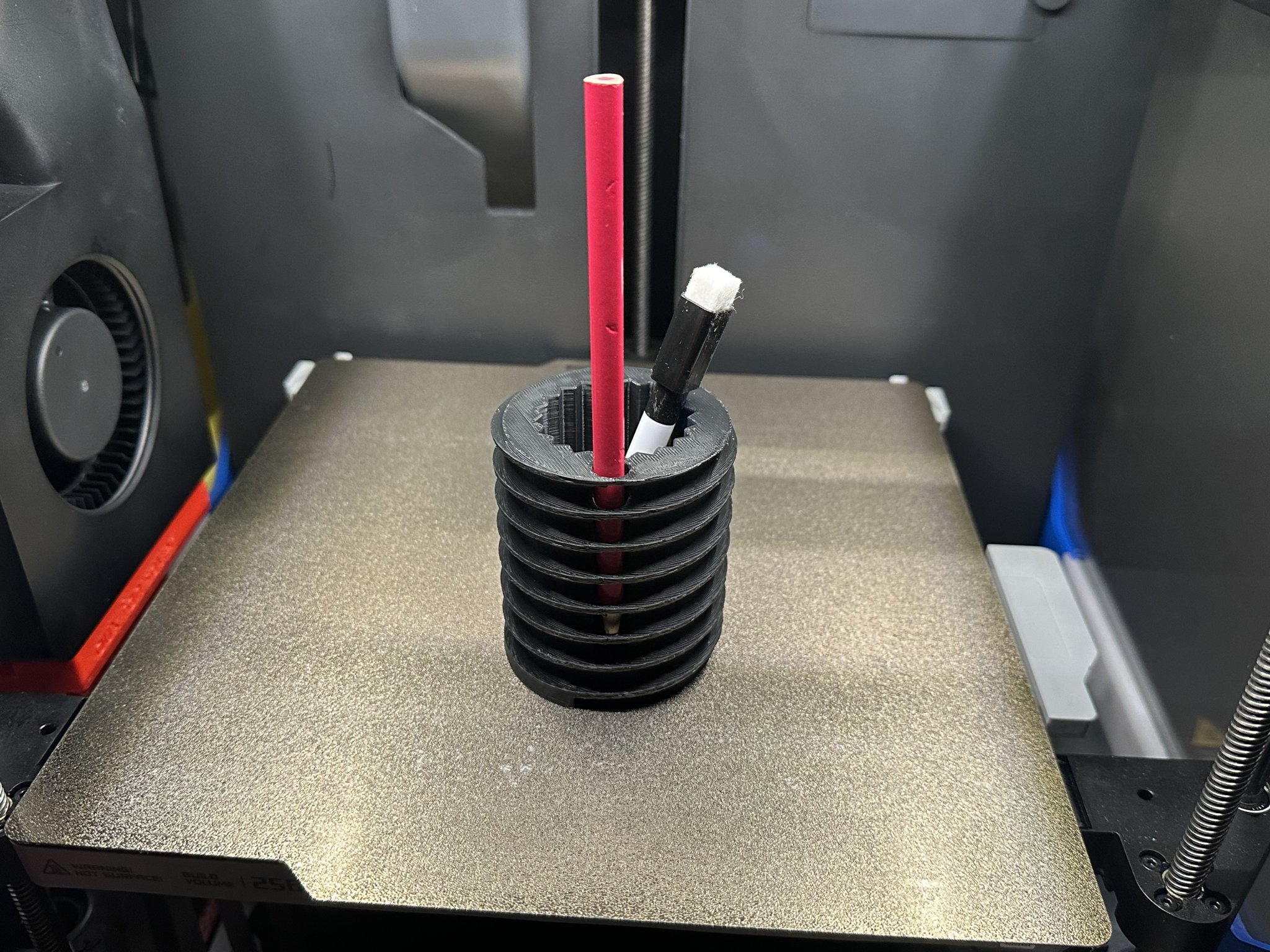 Giá đỡ bút thiết kế hình dạng đinh vít điều chỉnh