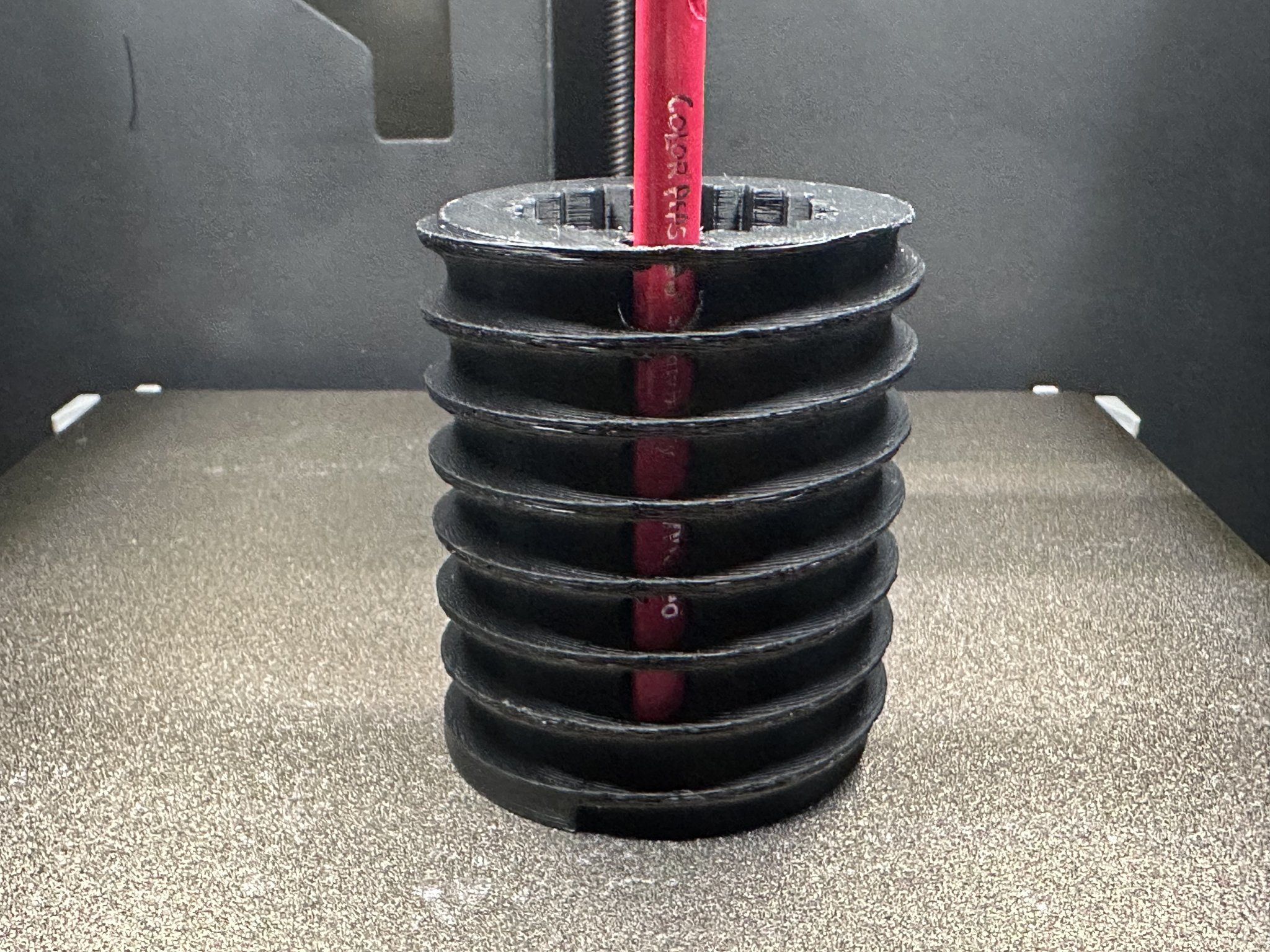 Giá đỡ bút thiết kế hình dạng đinh vít điều chỉnh