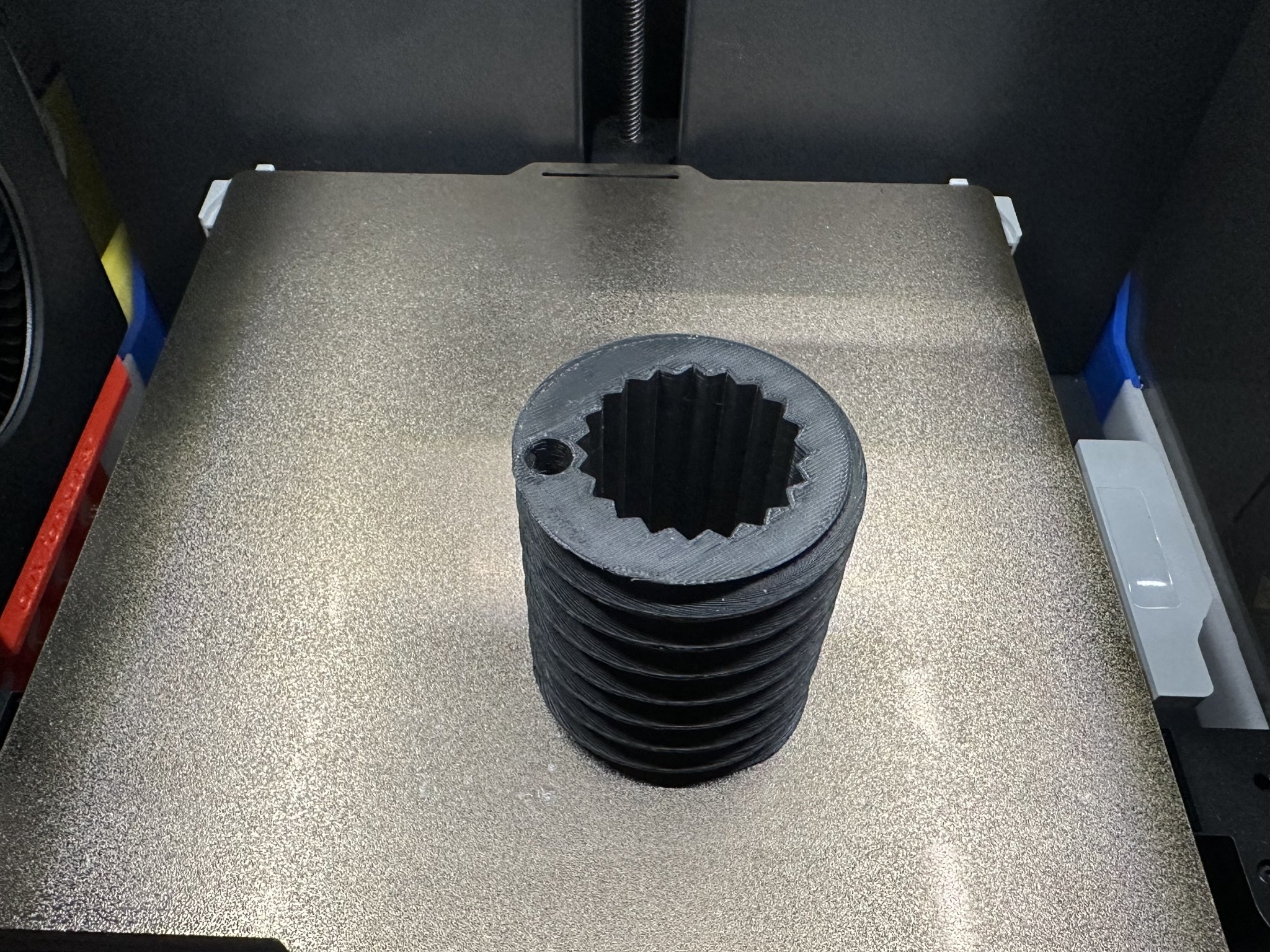 Giá đỡ bút thiết kế hình dạng đinh vít điều chỉnh