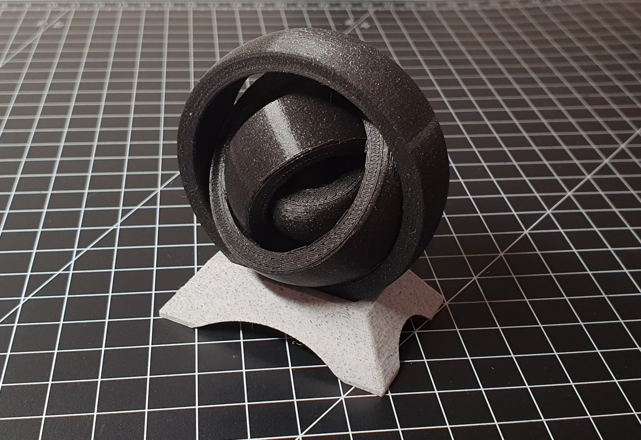 Giá đỡ cho đồ chơi vòng xoay trên bàn làm việc