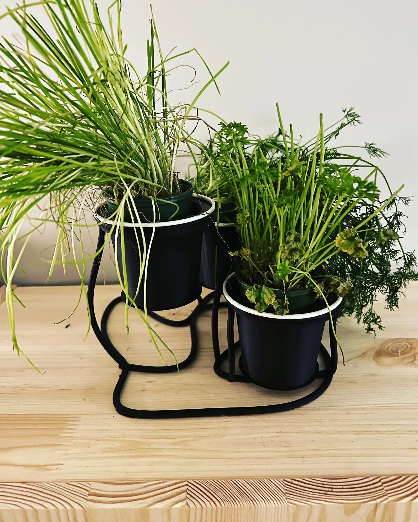 Giá đỡ ba tầng cho chậu cây gia vị và hoa