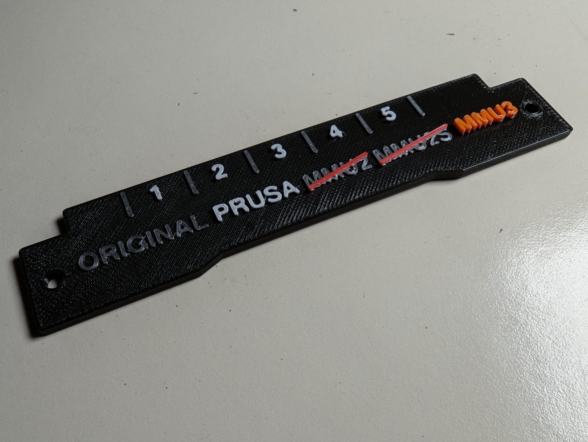 Nhãn đĩa MMU3 với hiệu ứng gạch chéo