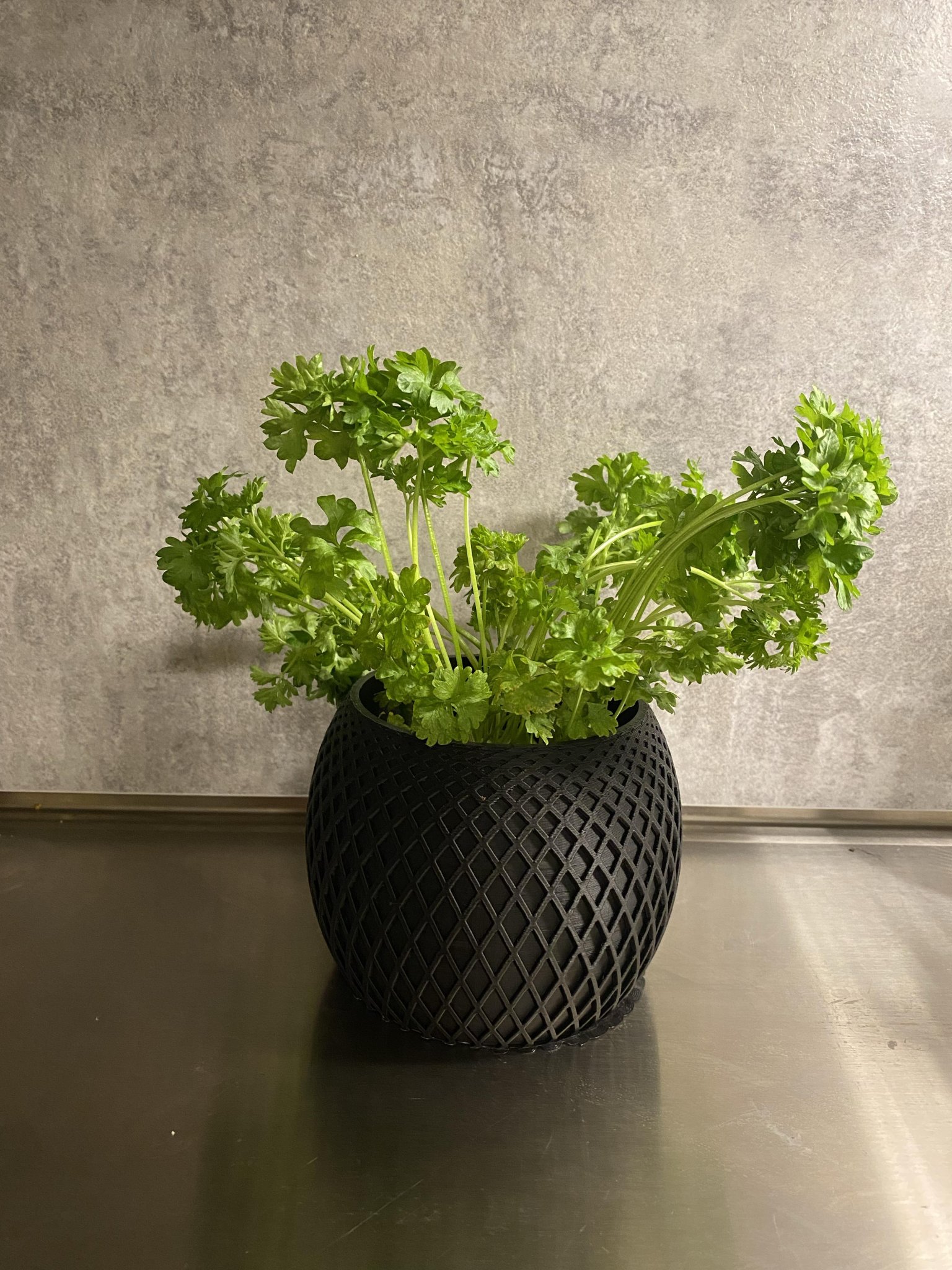 Chậu hoa tròn với họa tiết trang trí