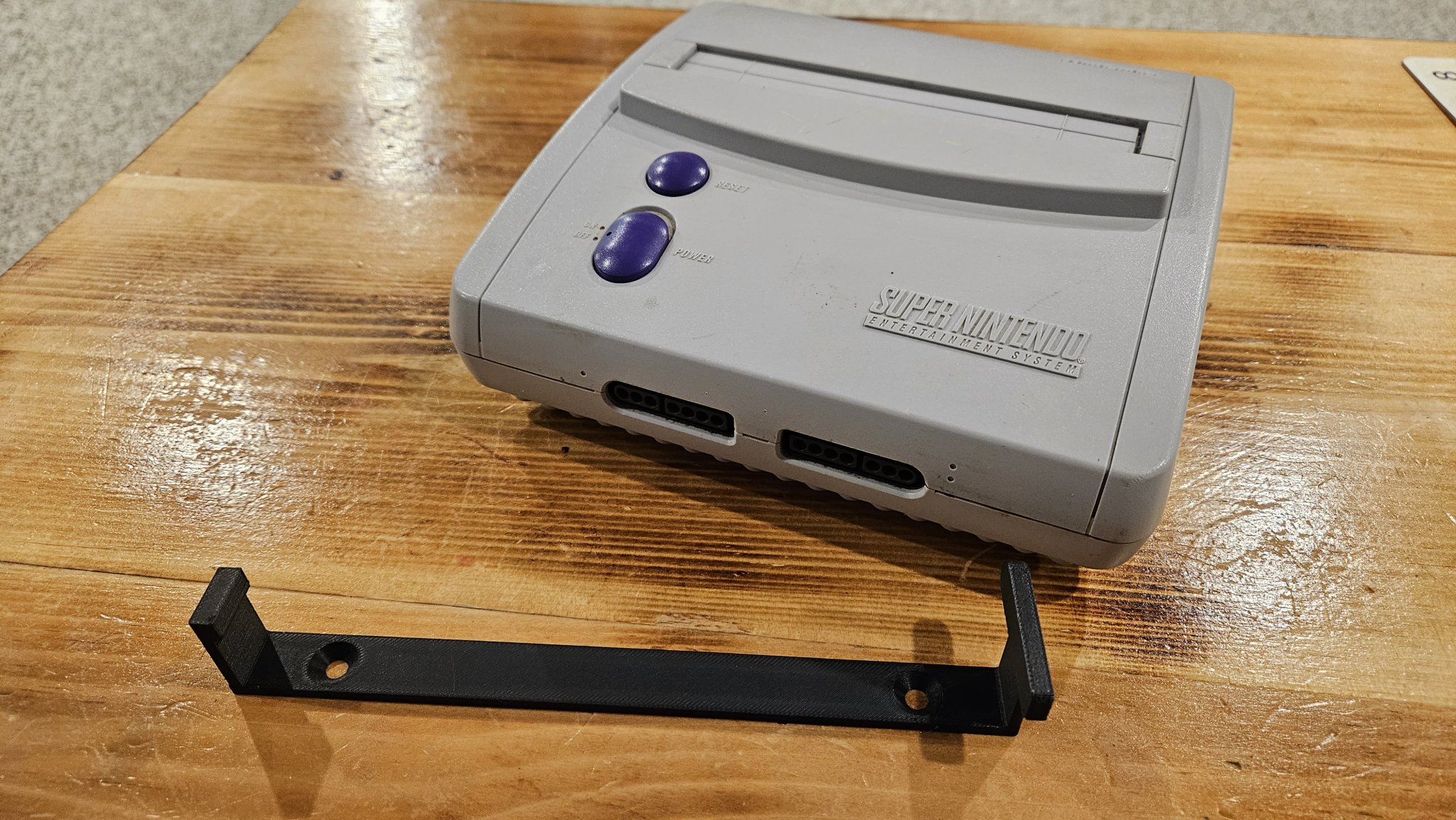 Giá đỡ tường cho Nintendo SNES phong cách tối giản