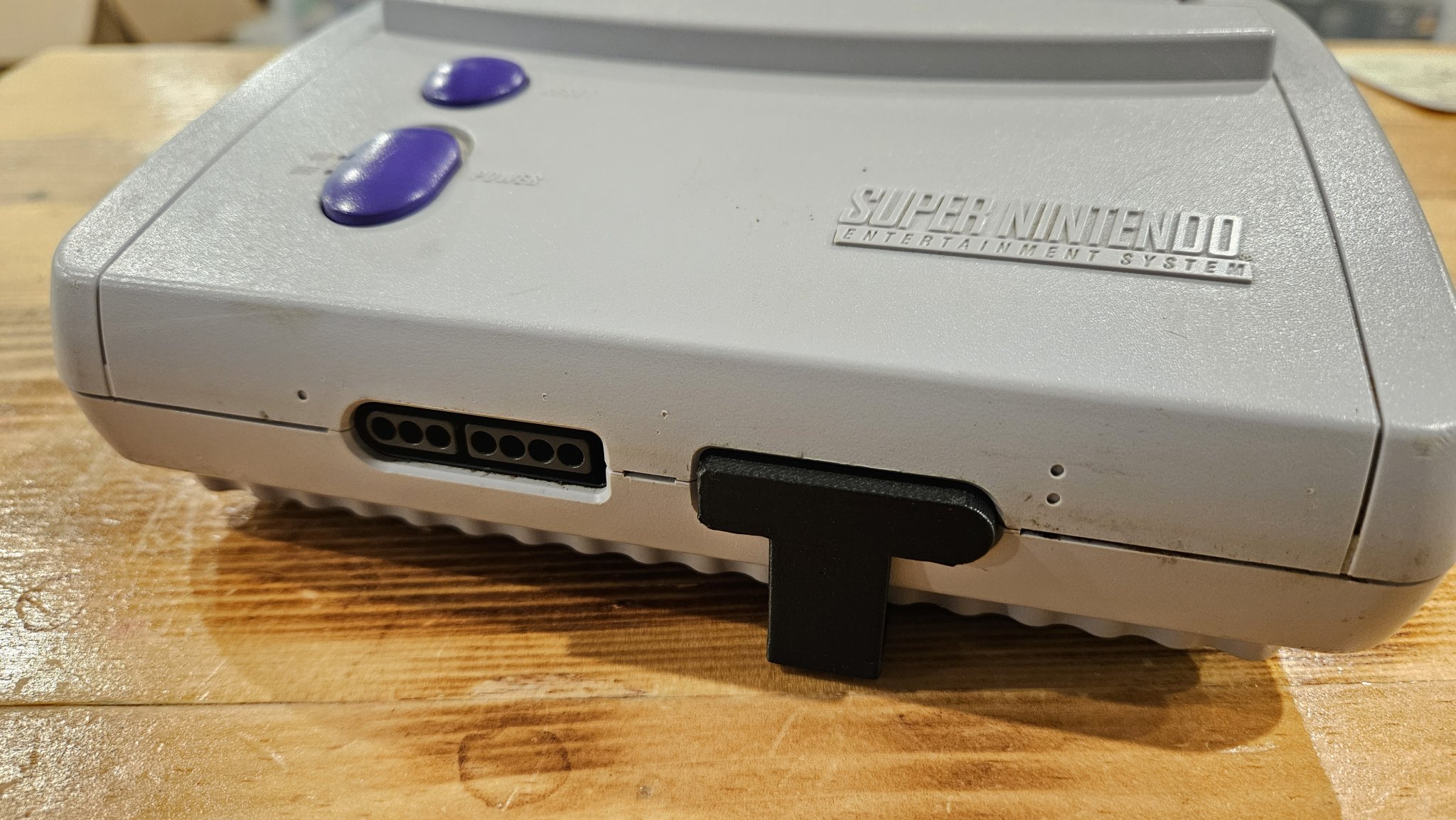 Giá đỡ tường cho Nintendo SNES phong cách tối giản