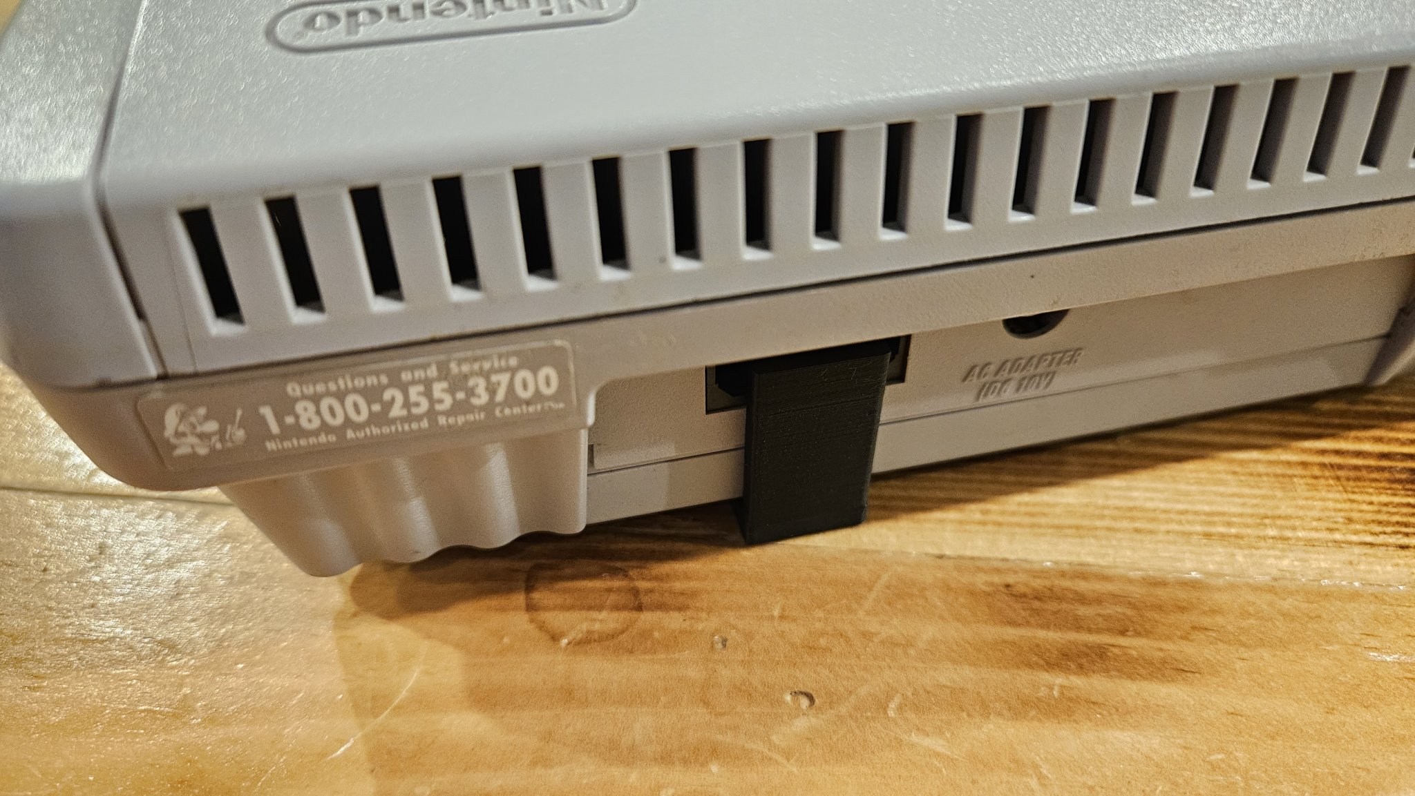 Giá đỡ tường cho Nintendo SNES phong cách tối giản