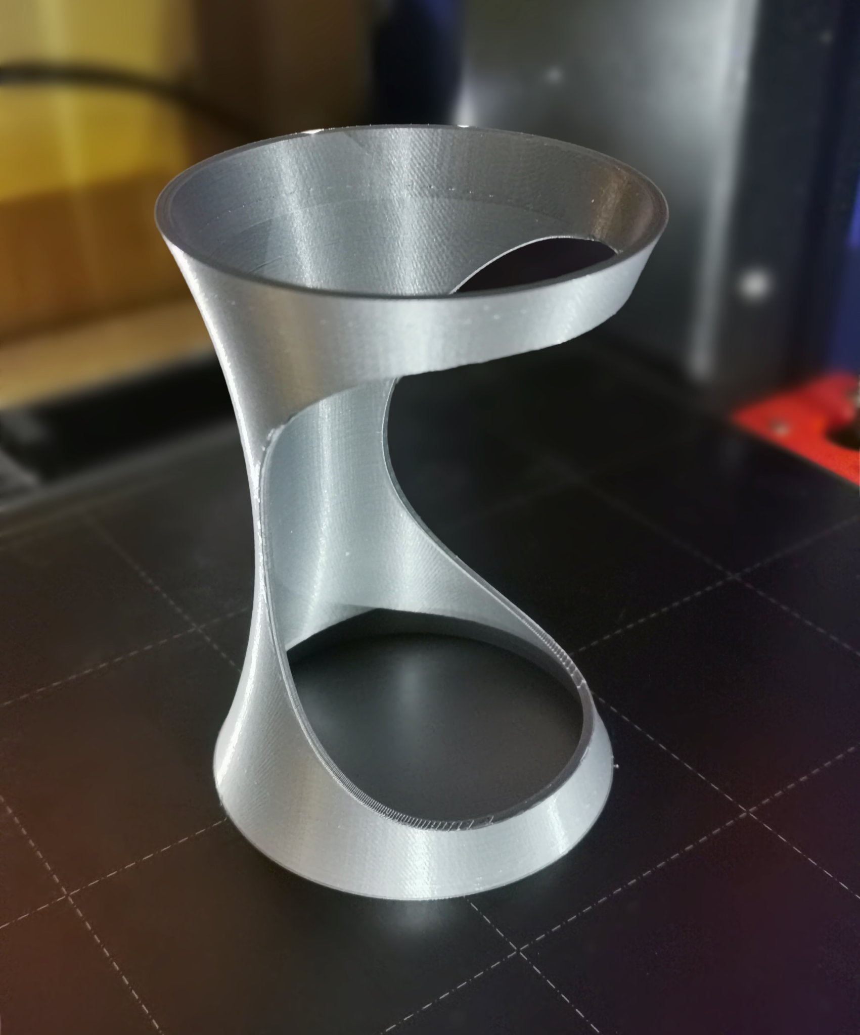 Giá đỡ bút chì thiết kế hiện đại và tiện lợi