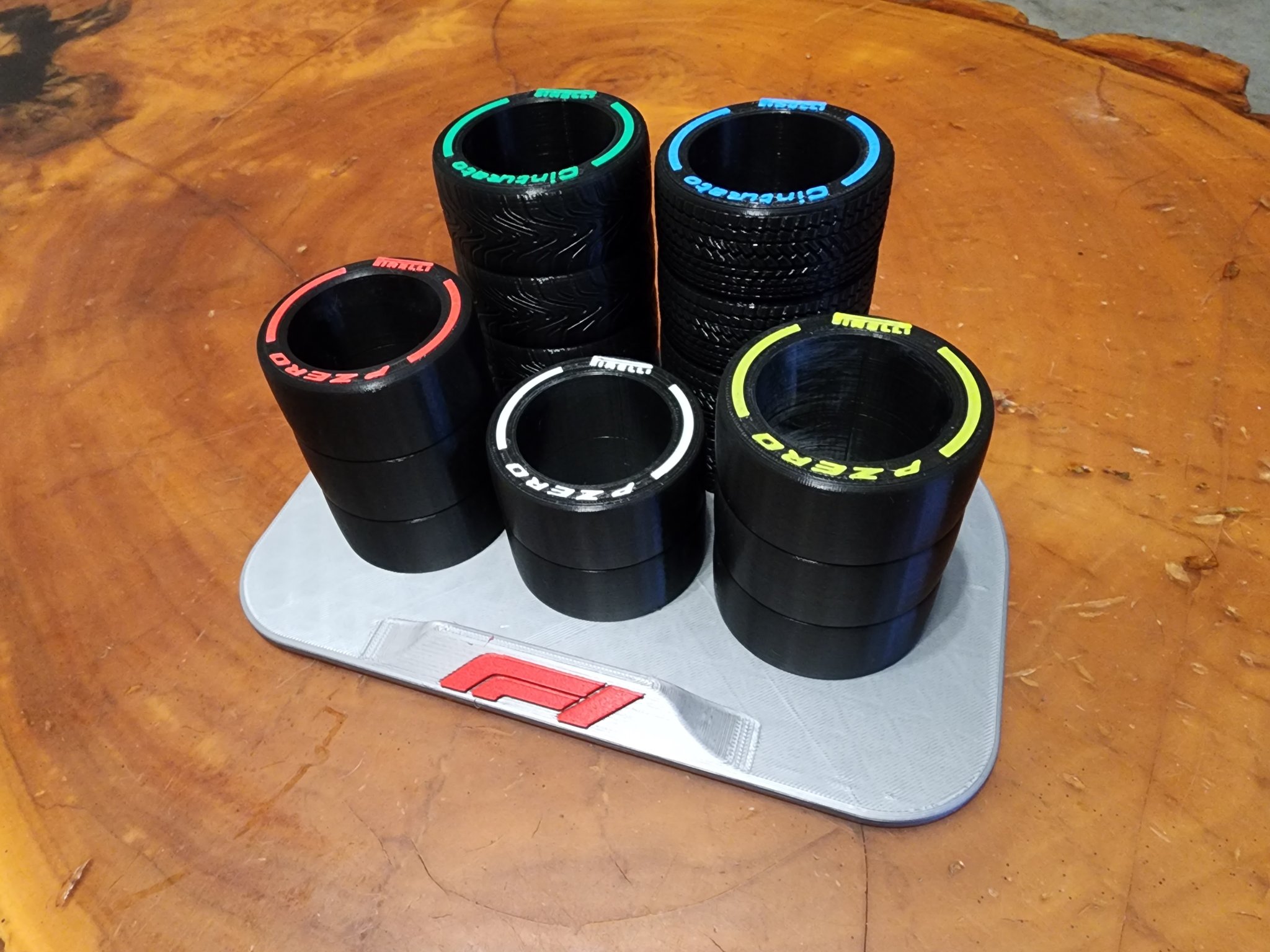 Giá đỡ bút hình lốp xe Công thức 1 với các loại lốp ướt ...