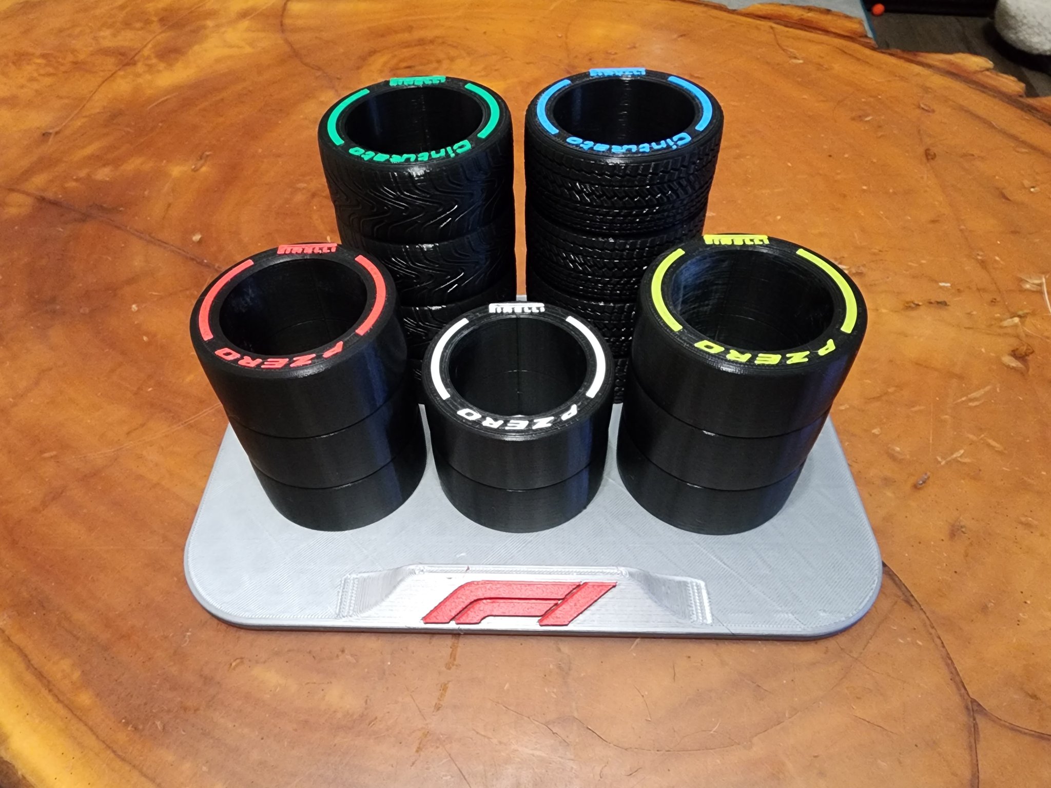 Giá đỡ bút hình lốp xe Công thức 1 với các loại lốp ướt ...