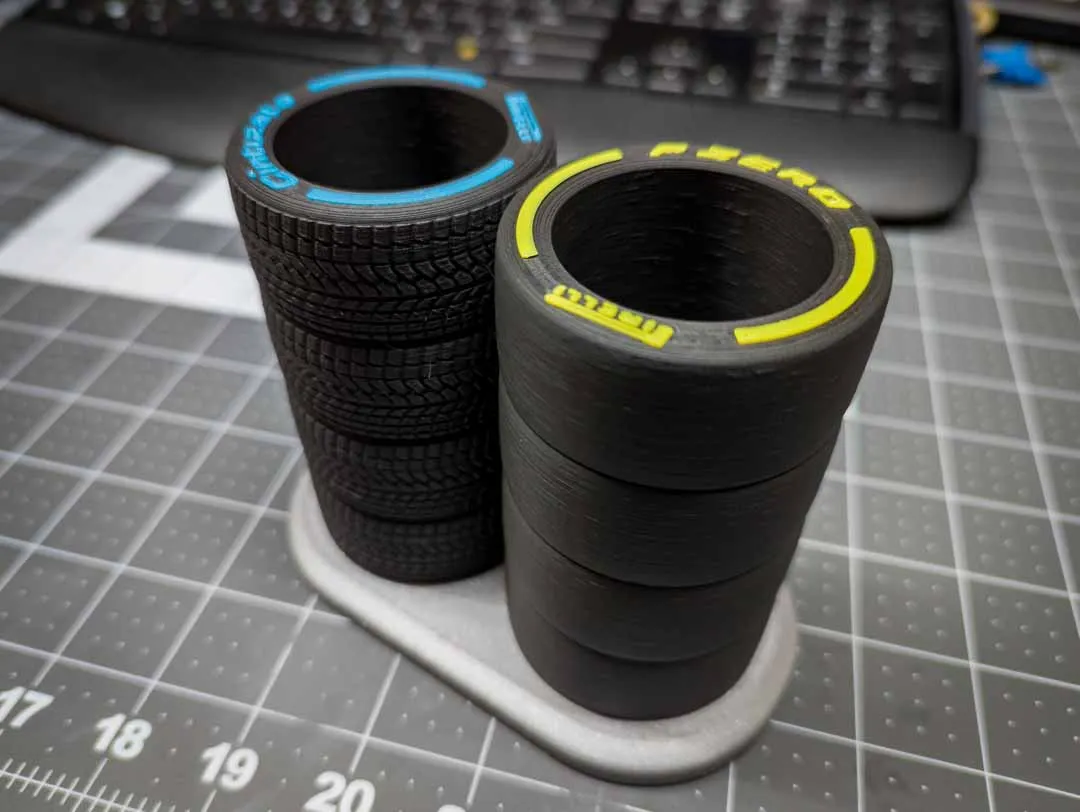 Giá đỡ bút chì/bút bi hình lốp F1 Pirelli