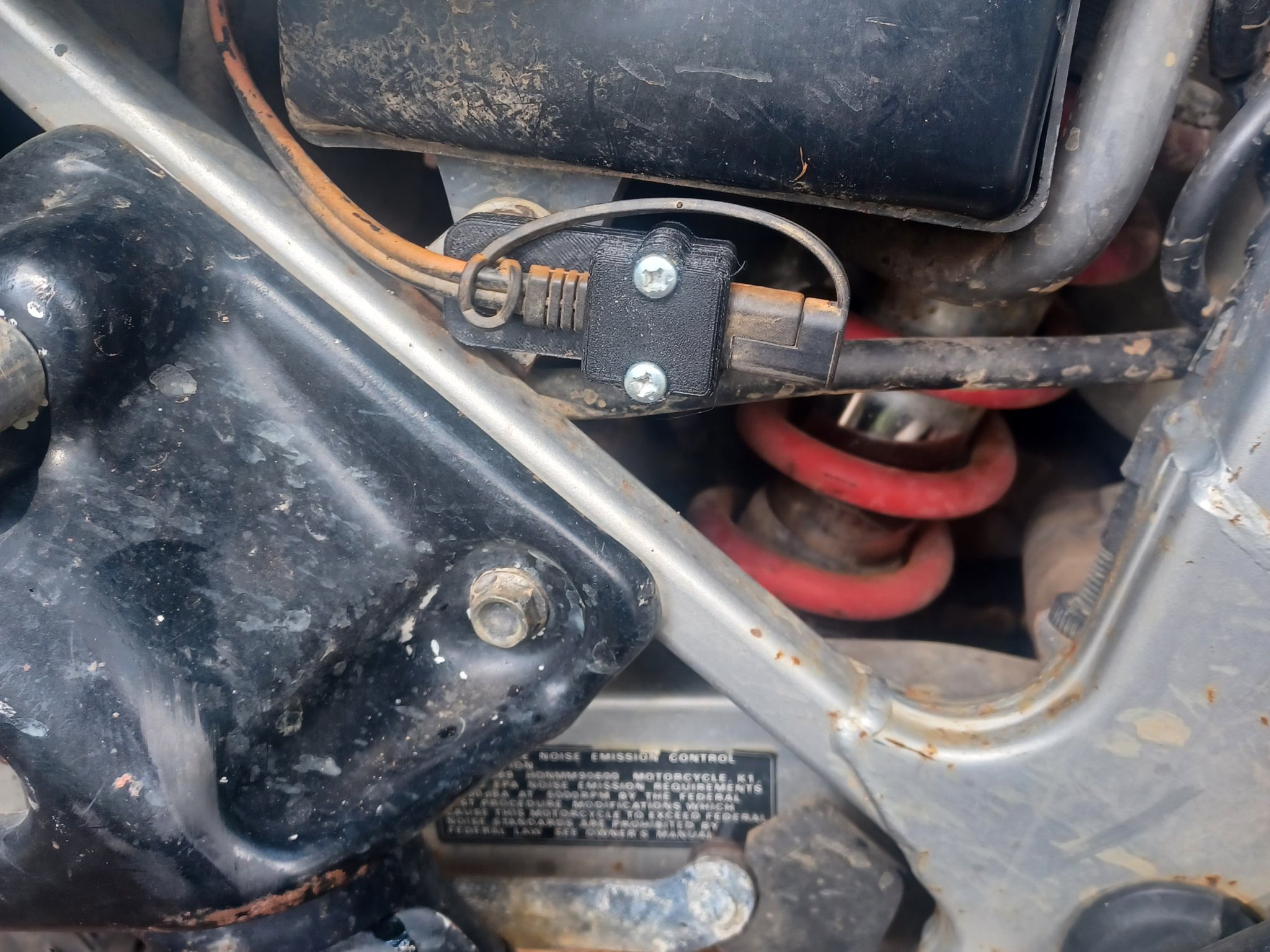 Giá đỡ cáp cho bộ sạc ắc-quy trên xe máy